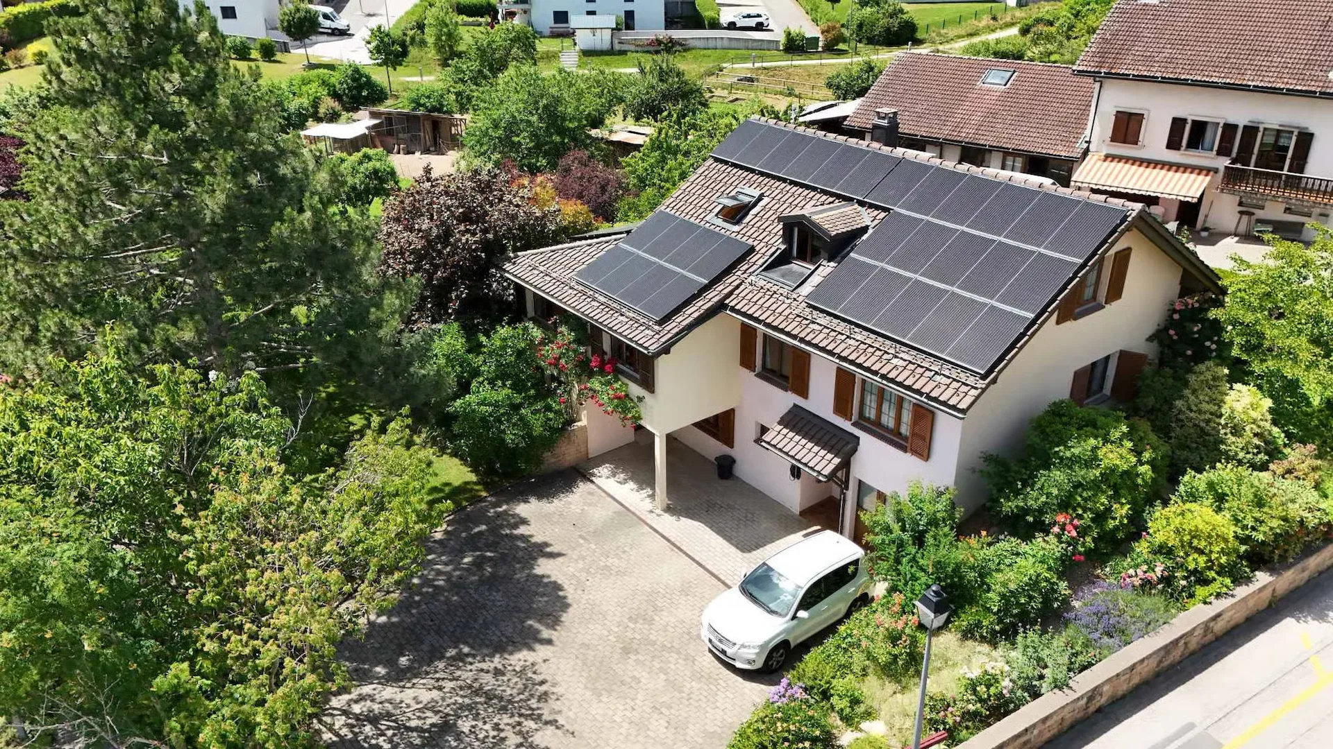 Großes Einfamilienhaus in seinem grünen Umfeld