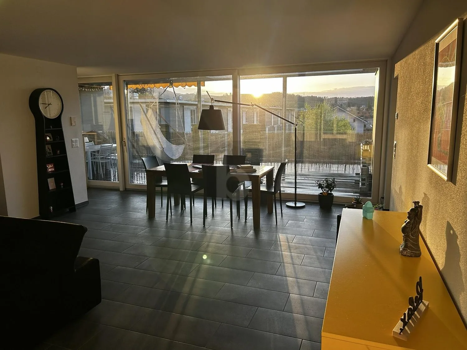 HOCHWERTIG & STYLISCH - MIT SONNIGEM BALKON!