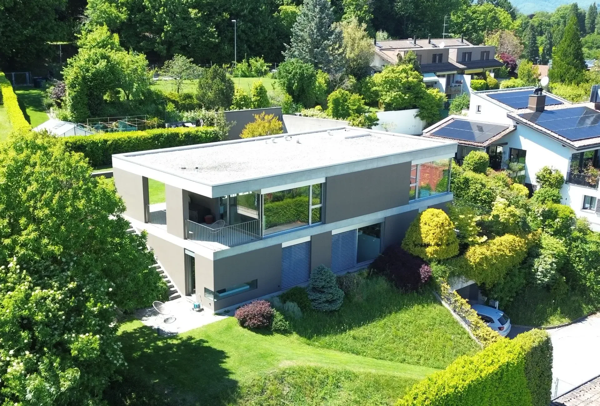 Elegantes modernes Landhaus mit Garten und Panoramablick auf den See in Carona.