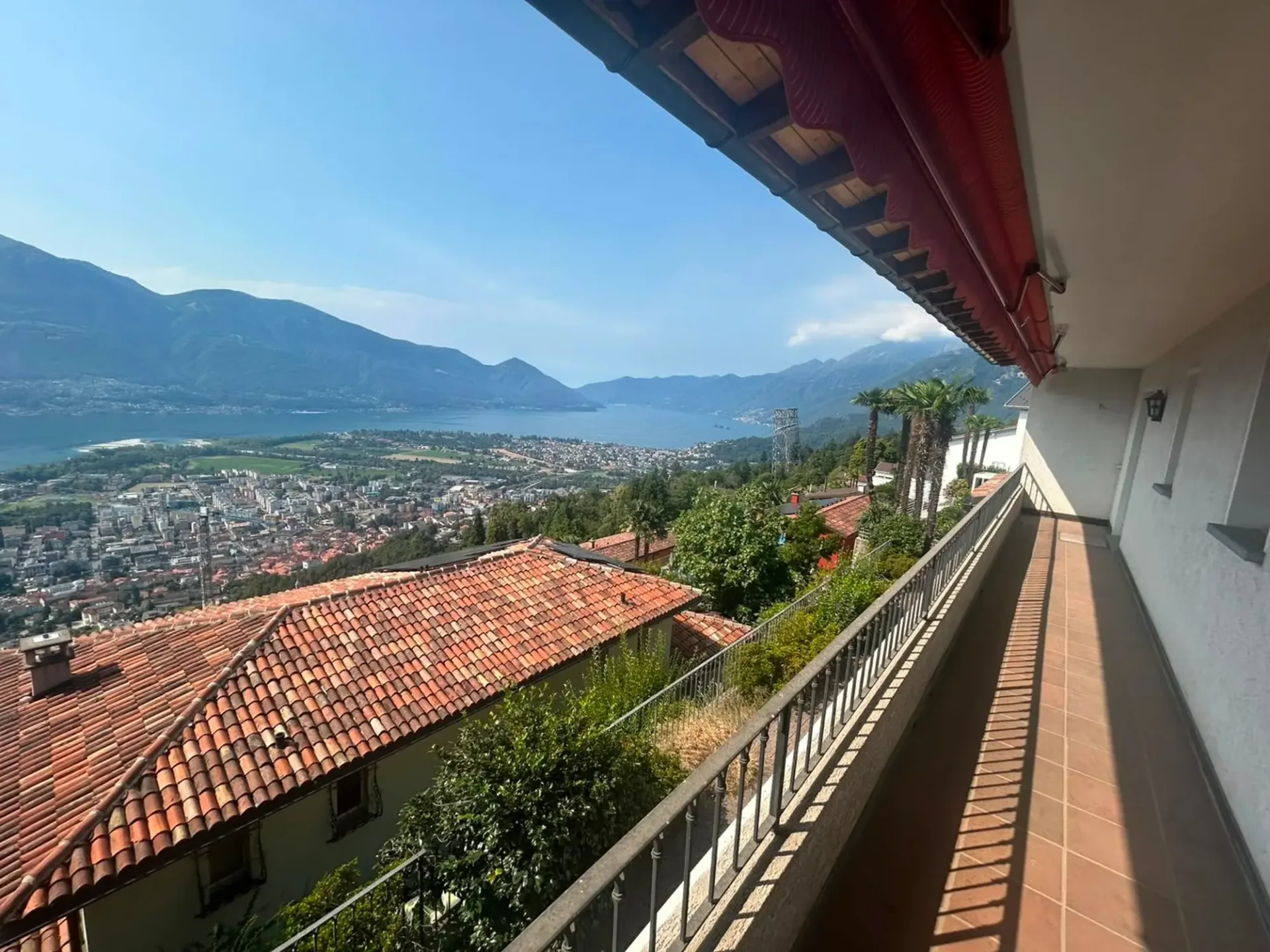 Einzigartiges Einfamilienhaus in Orselina mit Pool und Panoramablick