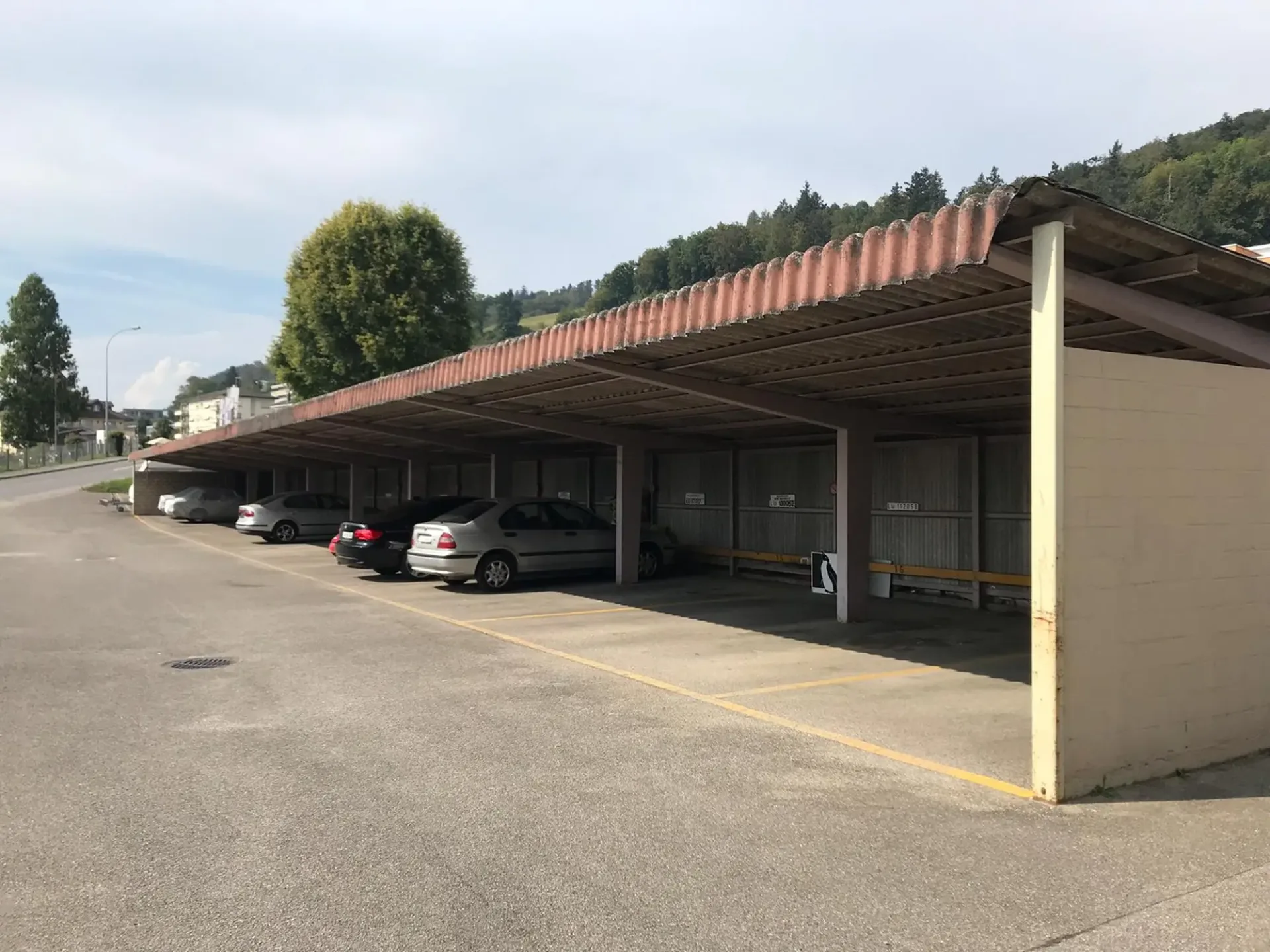 Parkplatz gedeckt zu vermieten