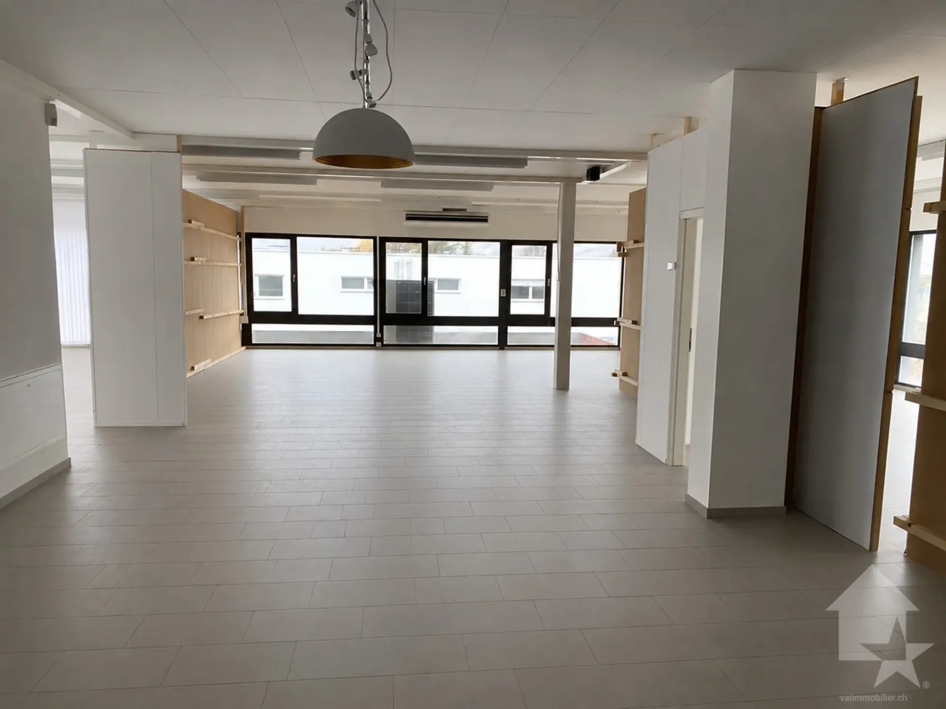 A louer, grande surface d'env. 130 m2 - zone commerciale Conthey