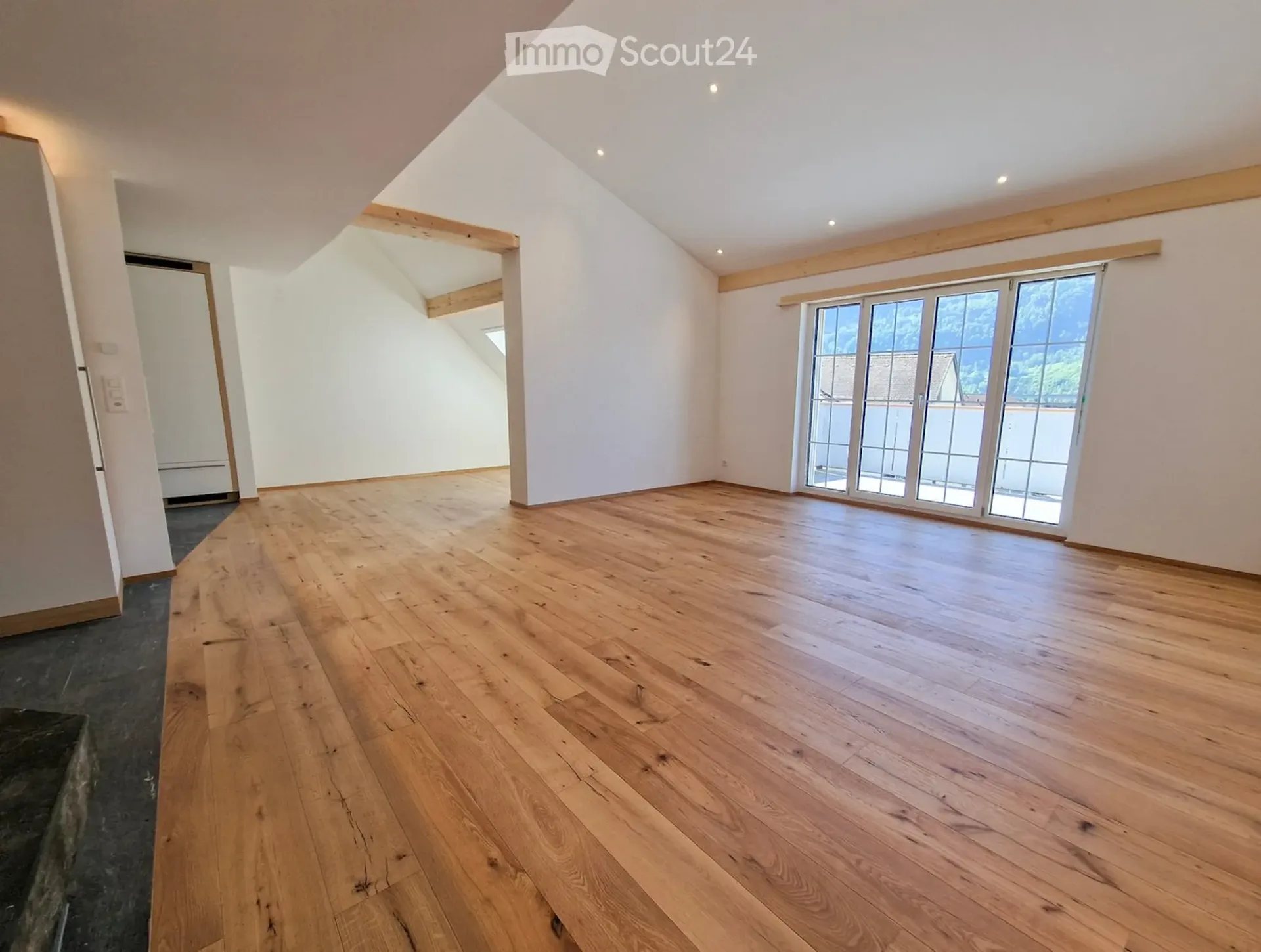 Move in and enjoy – completely renovated 3-room attic apartment (maisonette)