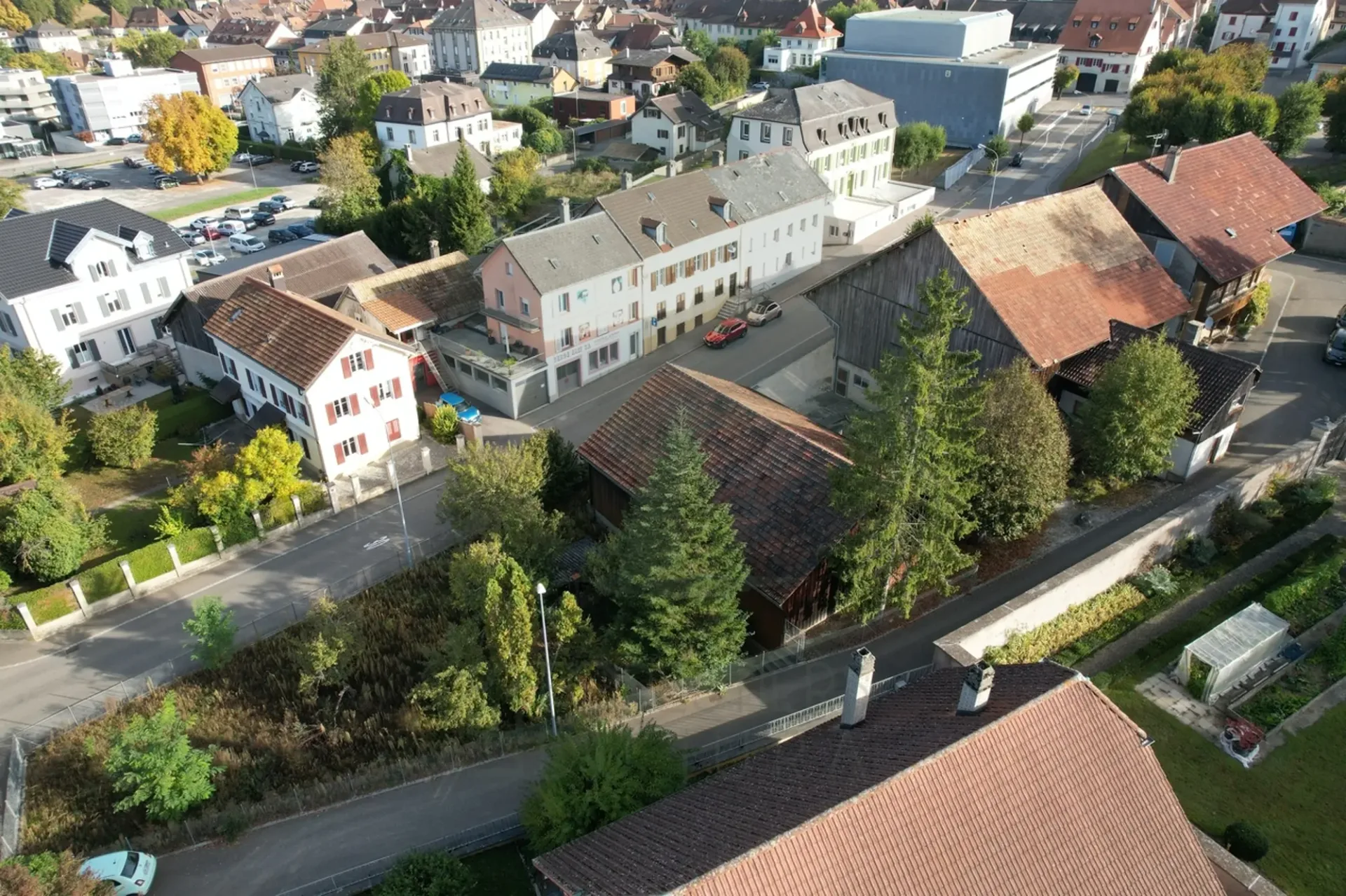 Bauernhof, Stall und Scheune in der Wohnzone HB in Porrentruy