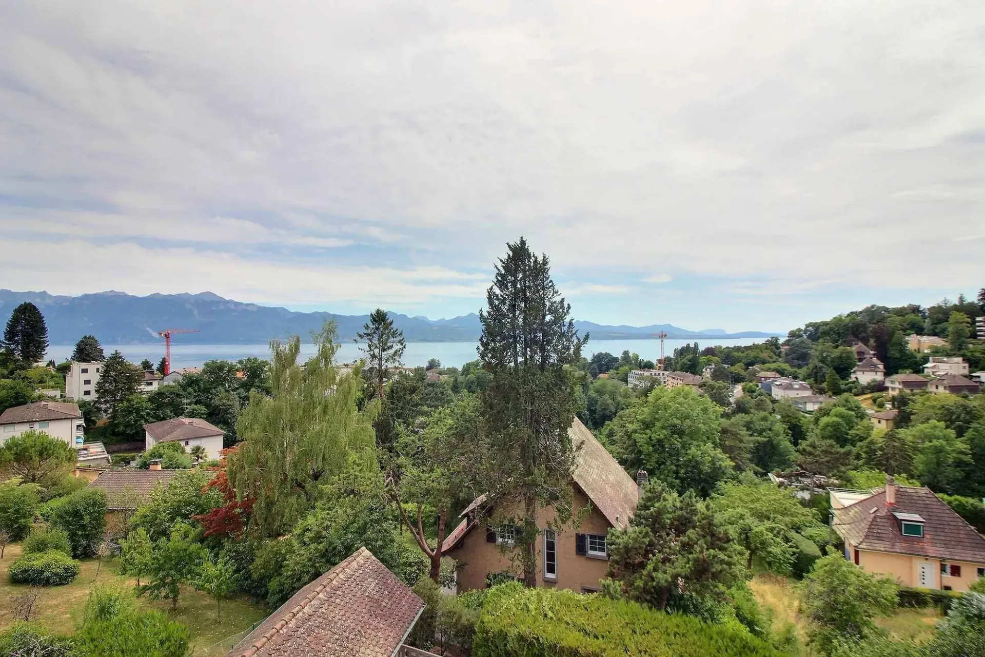 Prächtige Dachgeschoßwohnung, komplett renoviert mit atemberaubendem Blick auf den See