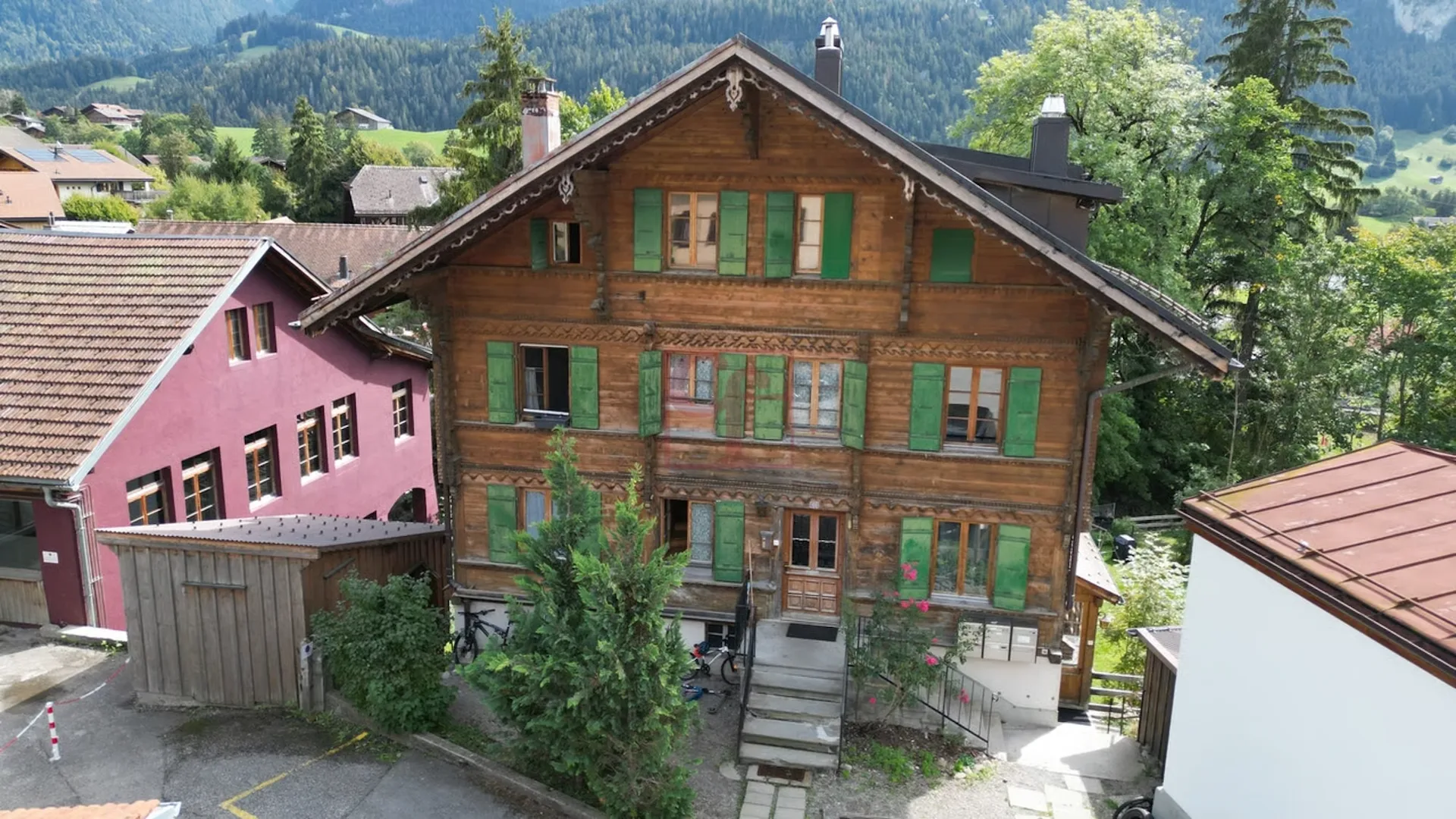 Immeuble de rendement idéalement situé en plein centre du village