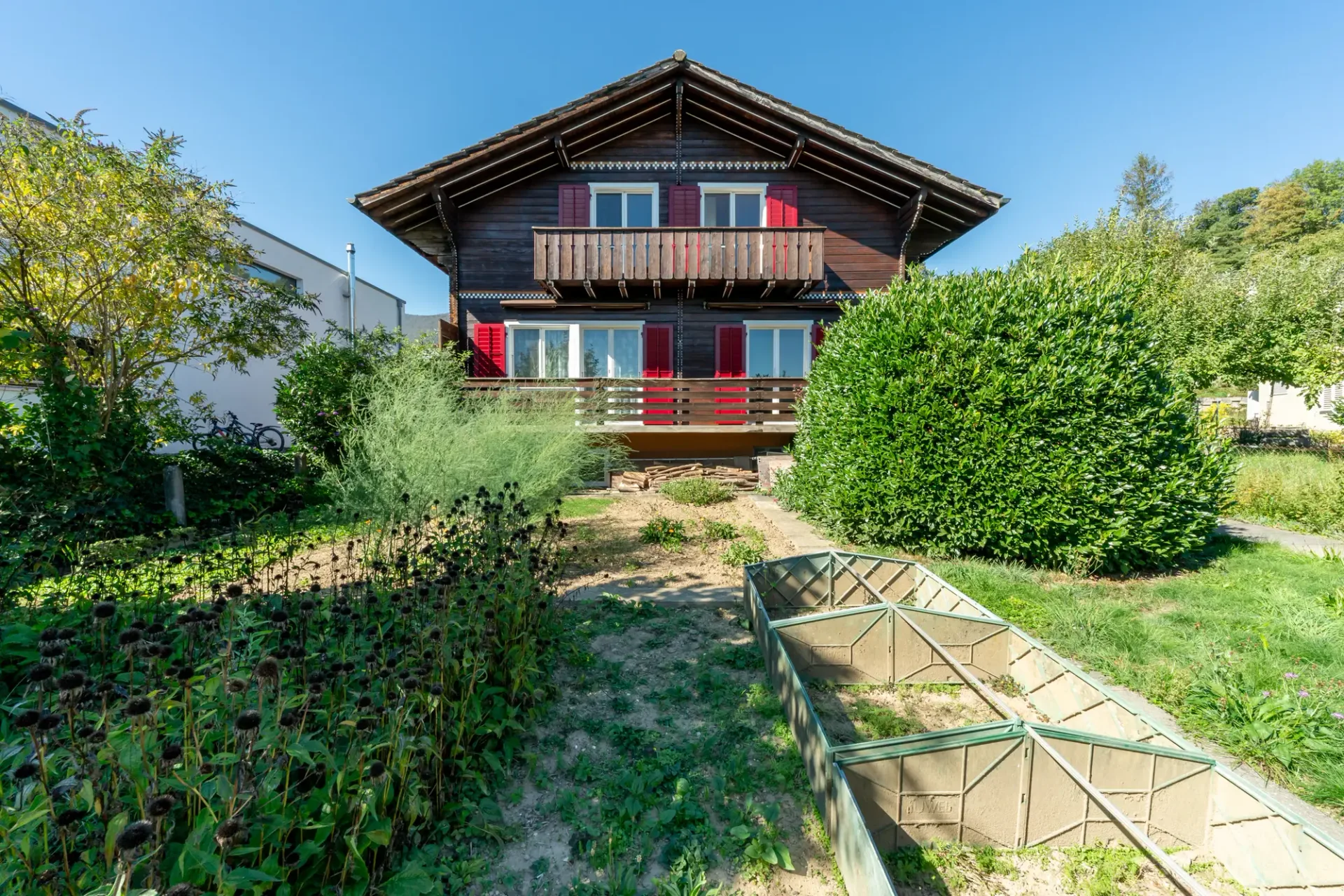 Seltenes Einfamilienhaus im Chaletstil an ruhiger Lage