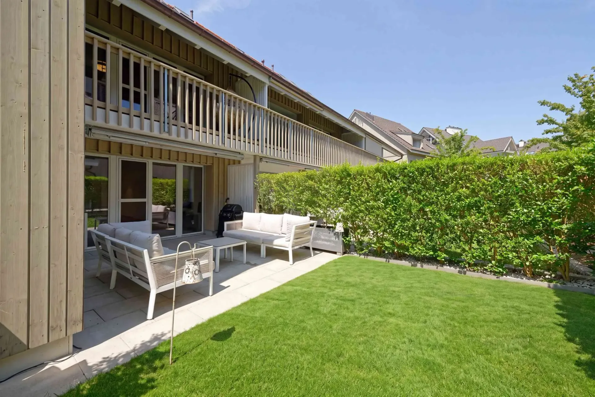 Appartamento-mansarda moderno di 3,5 locali con giardino