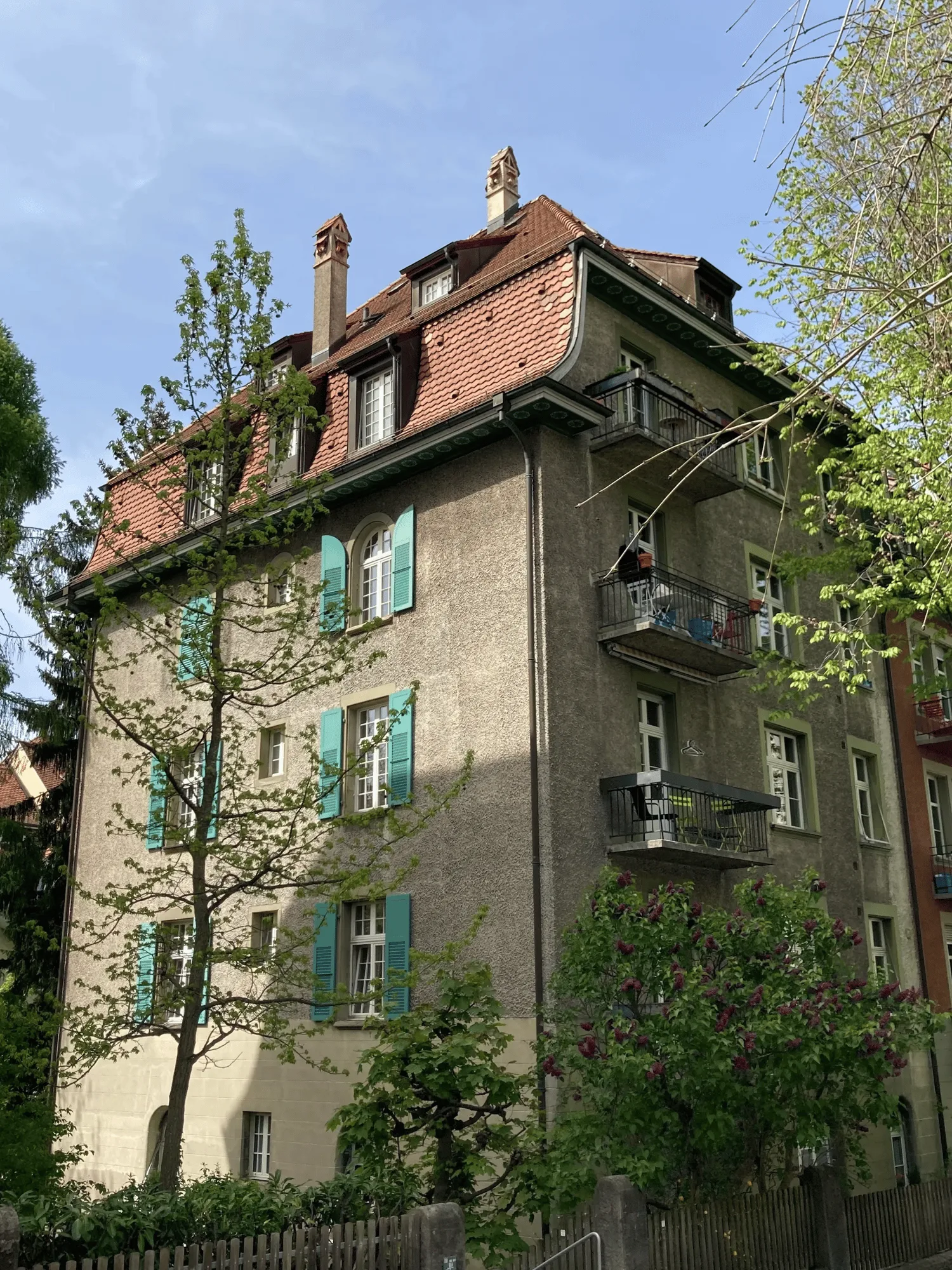 4-bedroom apartment with attic and private washing machine/dryer