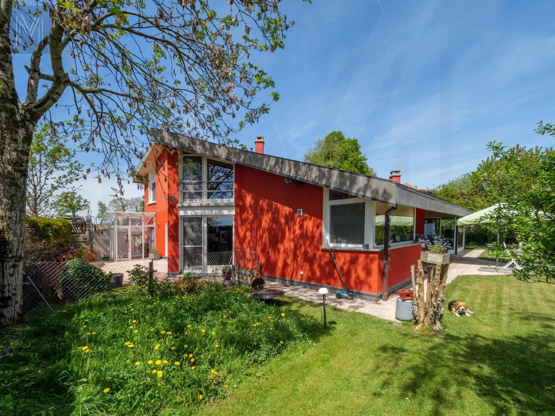 Großes modulares Architektenhaus, konzipiert für eine oder zwei unabhängige Wohnungen.