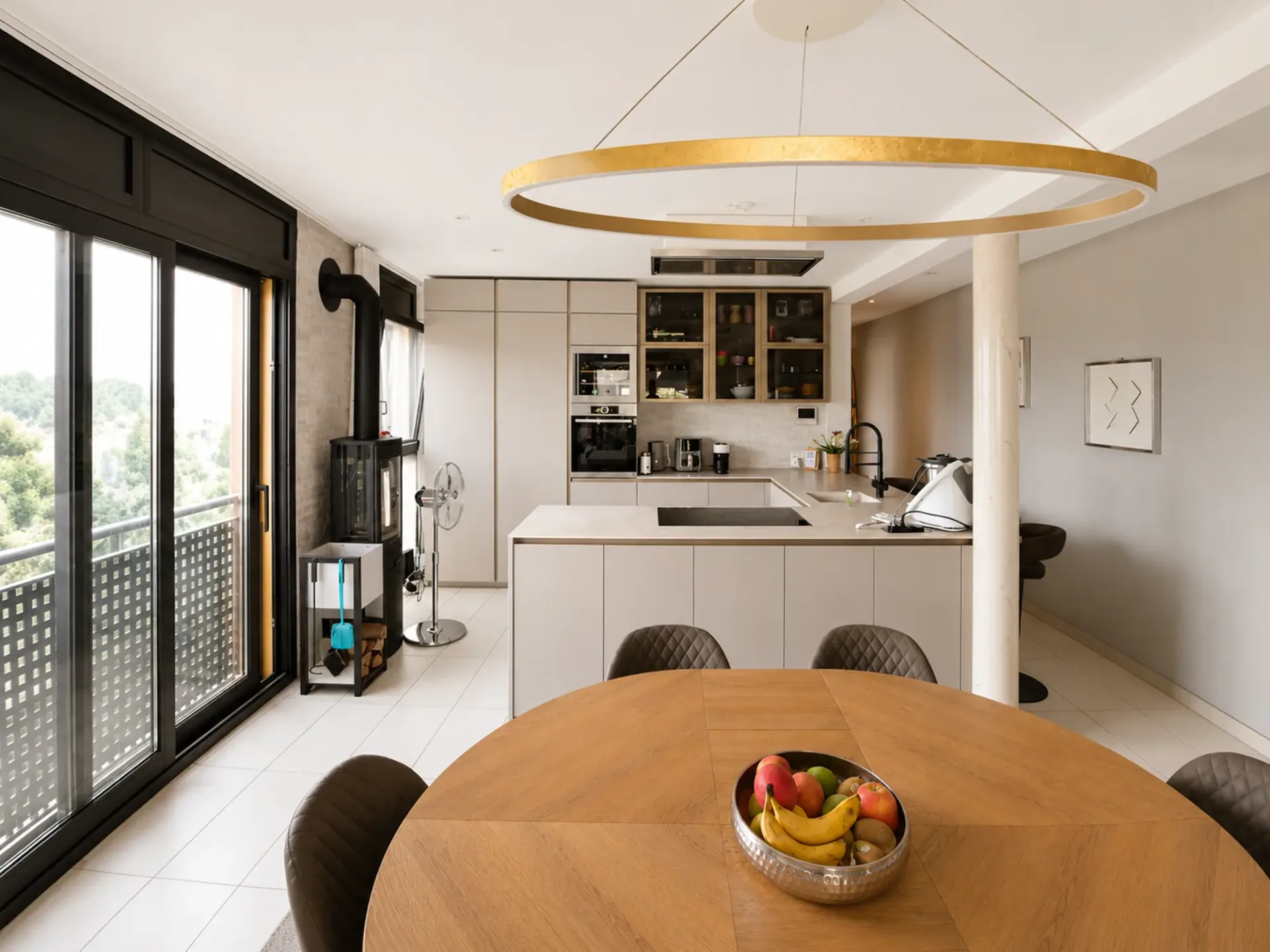 Helles Apartment mit Terrasse von 4.5 Zimmern in Agra – Panoramablick auf die Berge