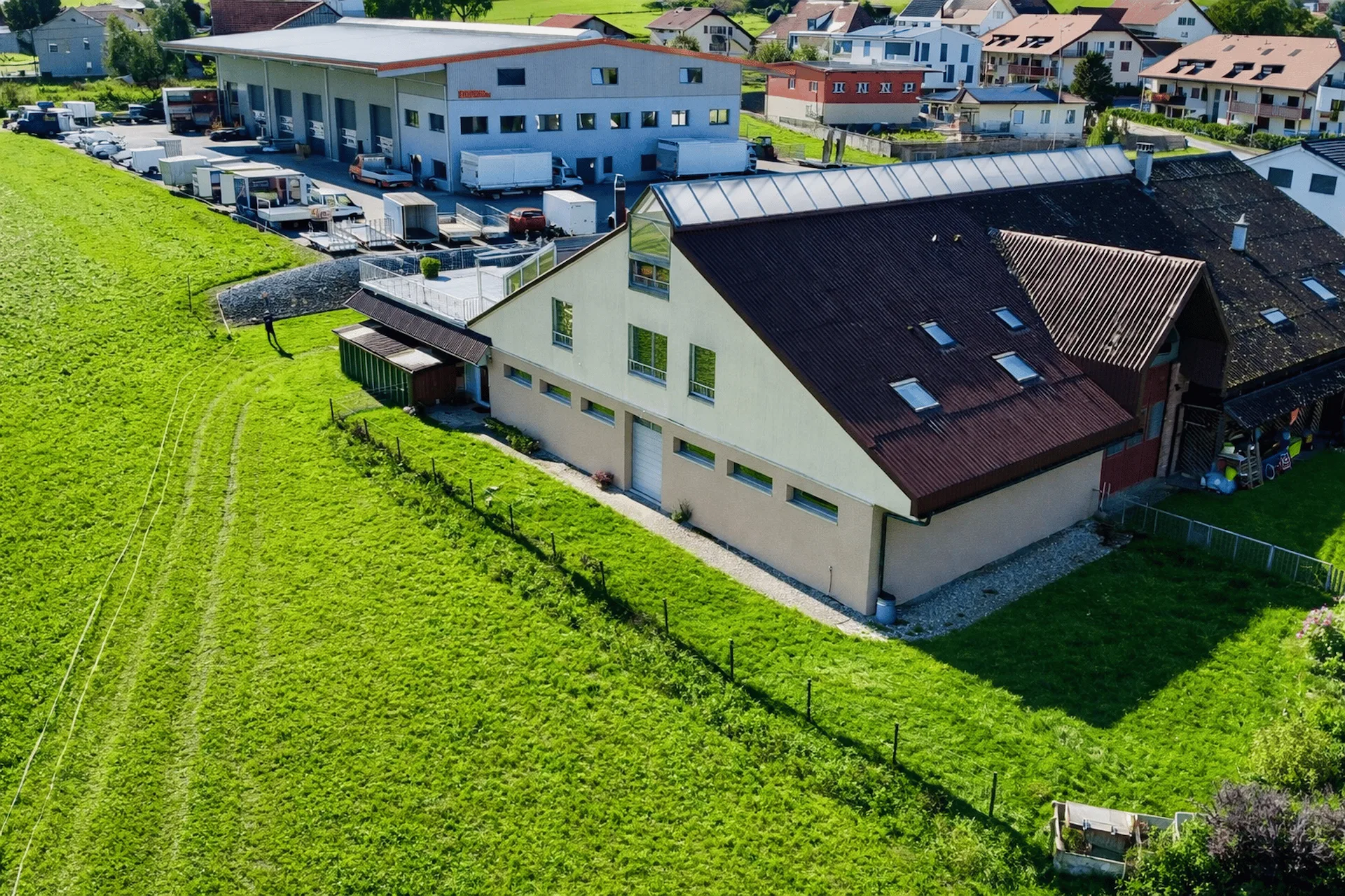 Villa de 165 m2 avec atelier indépendant 154 m – vivre & travailler – fort potentiel – Torny (FR) Opportunité rare : villa + atelier indépendant