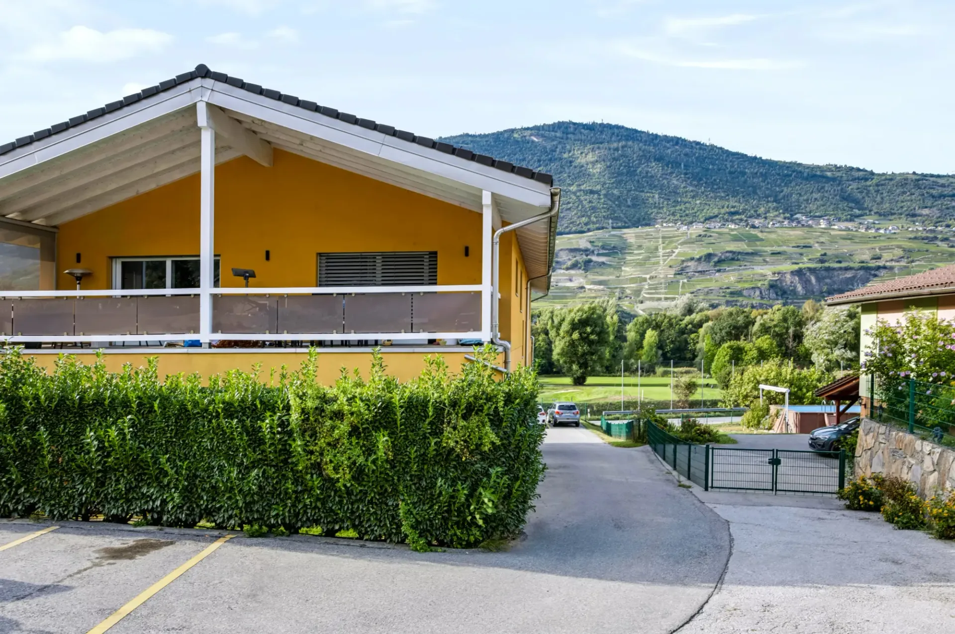 3.5 room apartment with private garden in Grône