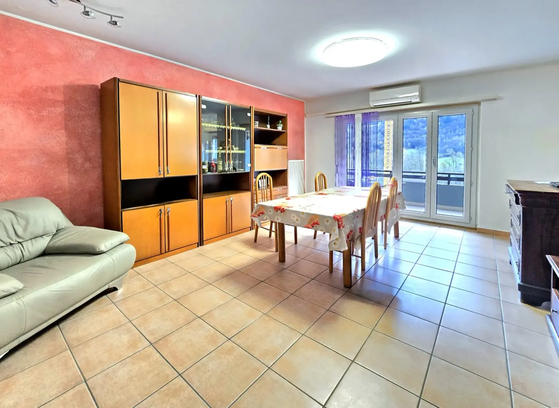Großes 5,5-Zimmer-Apartment im dritten und letzten Stock mit überdachter Panoramaterrasse.