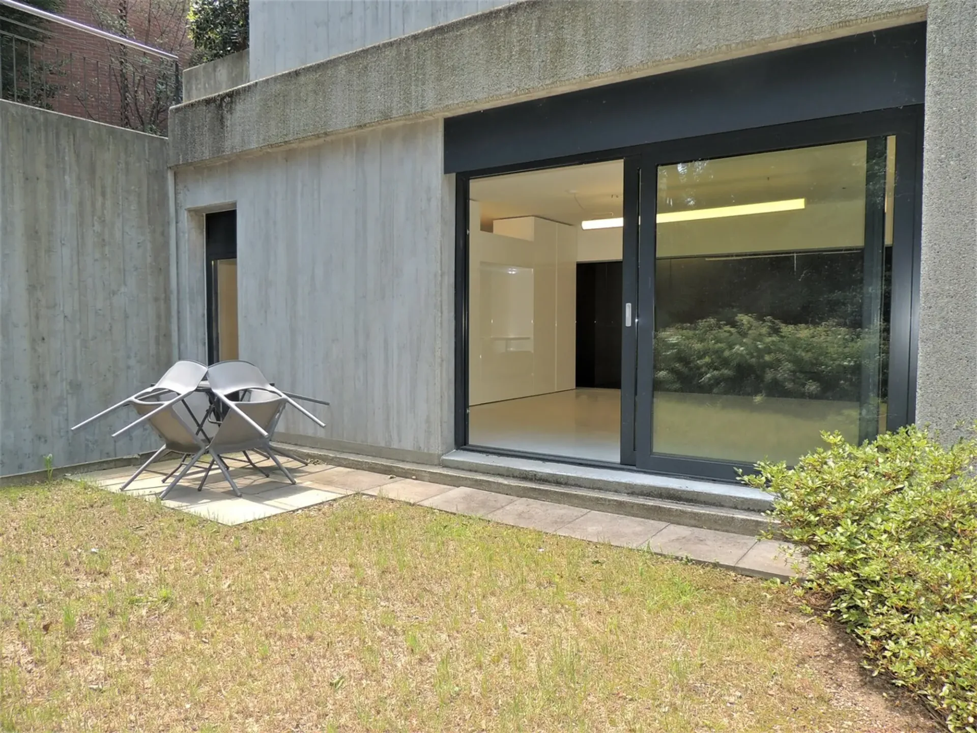 Geräumiges Büro mit Garten in Sorengo