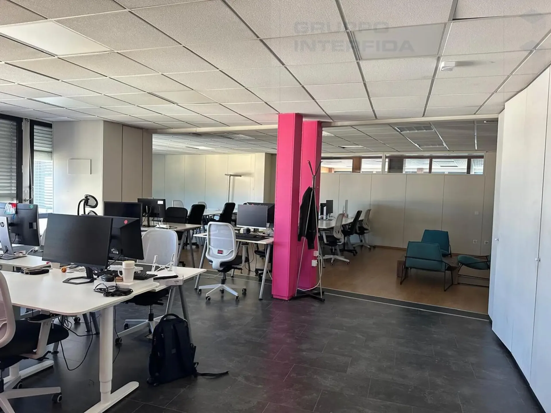 Büro mit Open-Space im oberen Stock zu vermieten