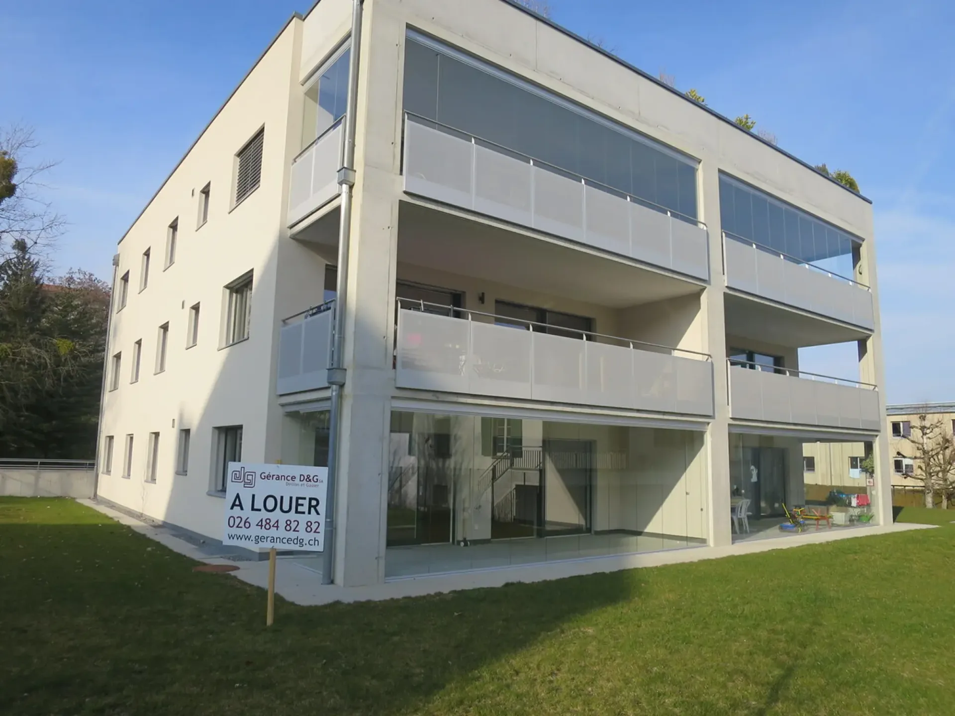Parkplatz mit Ladestation im Jura/Freiburg-Viertel
