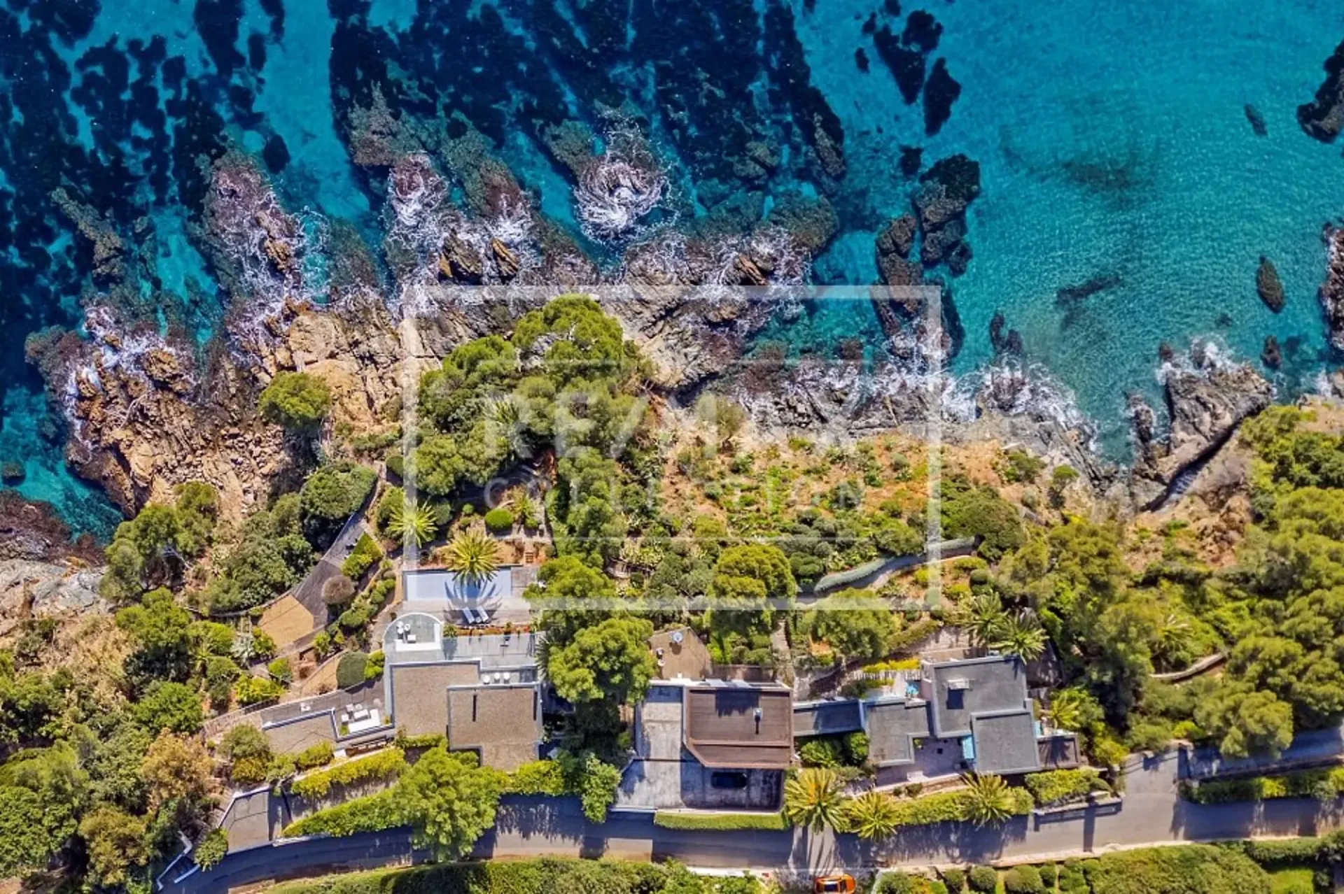Dans le golfe de Saint-Tropez au bord de mer  deux propriétés magnifiques