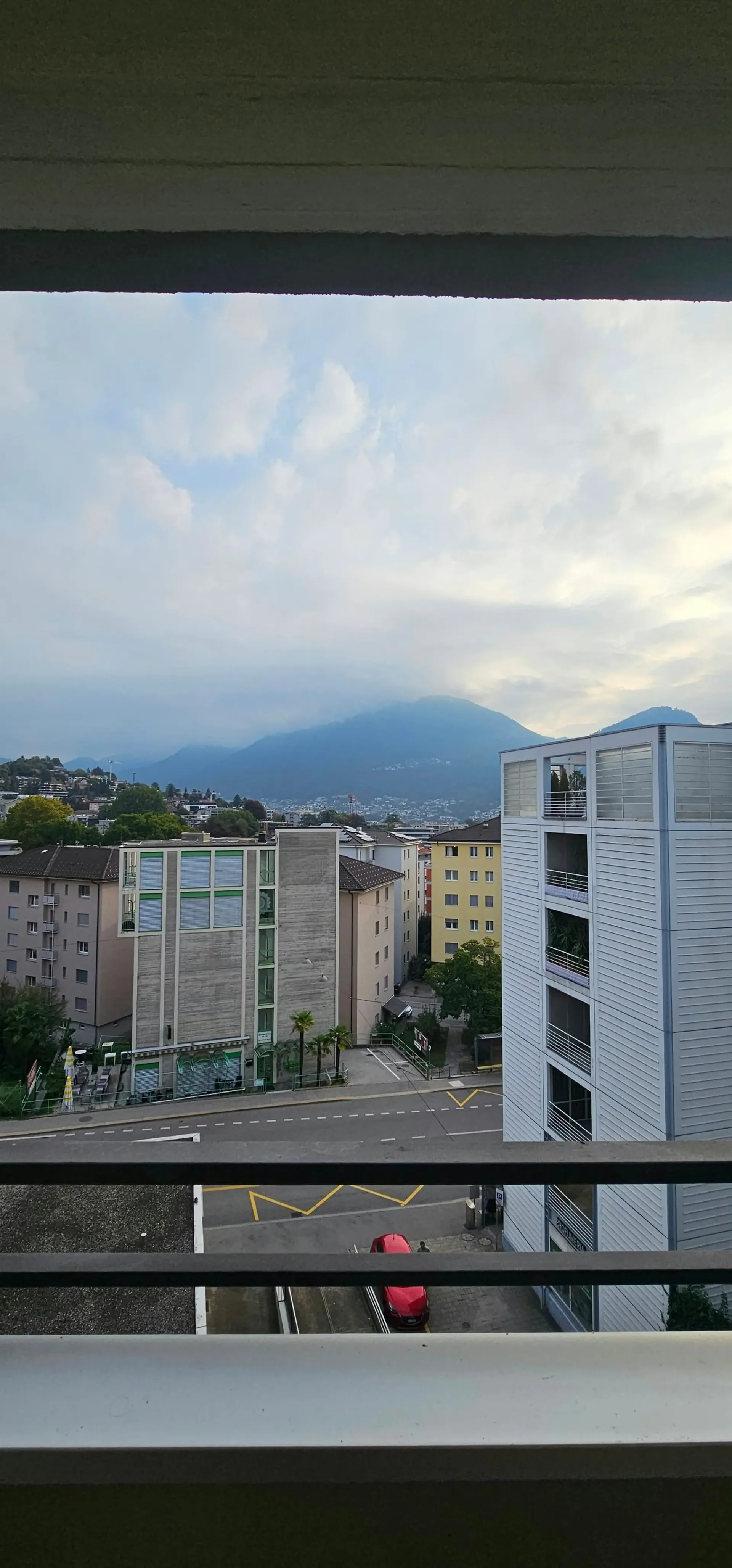 Bright 3.5-room apartment with balcony in Lugano