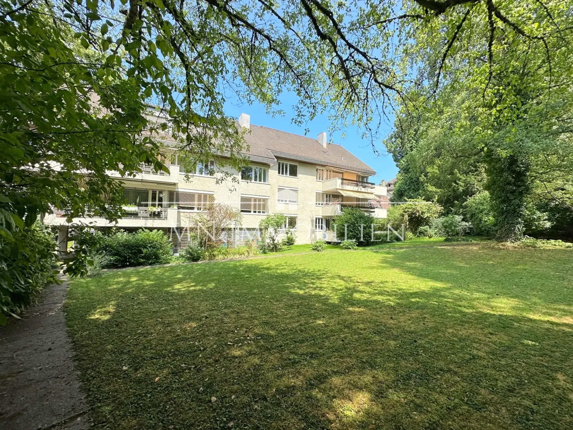 Grosszügige 5-Zimmer-Wohnung mit Balkon und Gartenblick