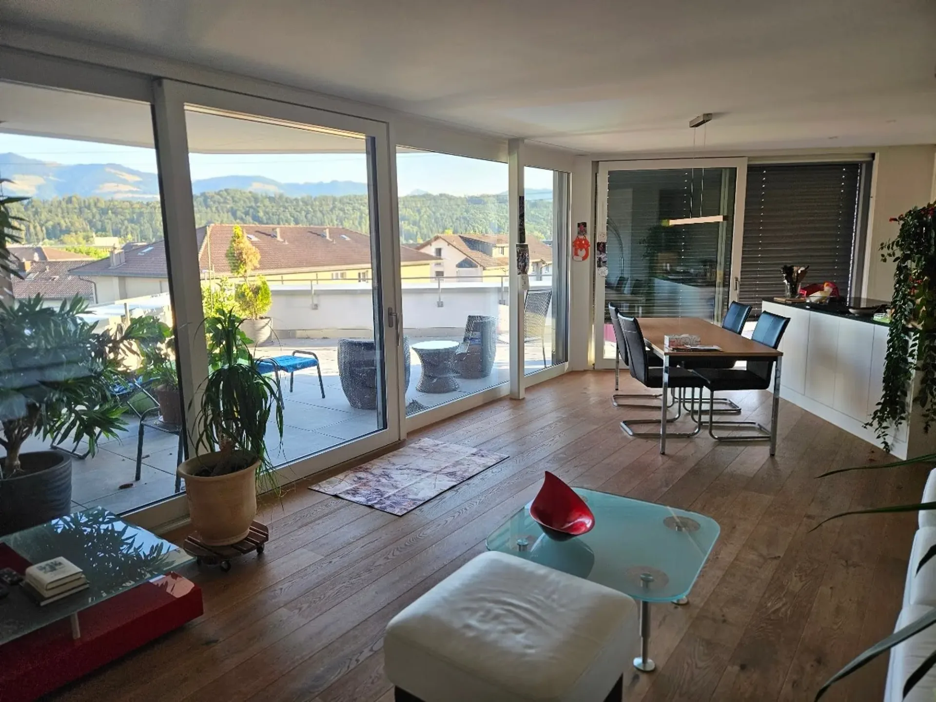 Moderne 4.5-Zimmer-Wohnung mit Balkon und Seenähe in Schmerikon