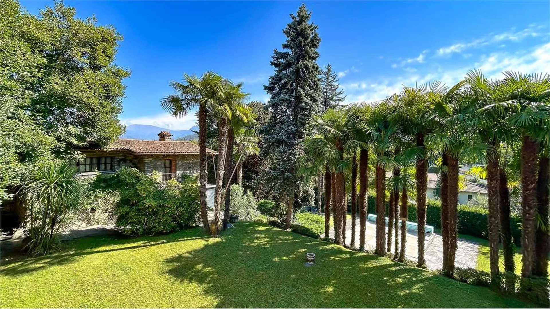 Villa mit Pool und Nebengebäude
