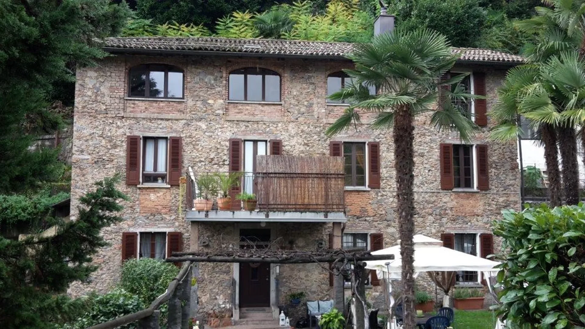 Casa con tre appartamenti immersa nel verde