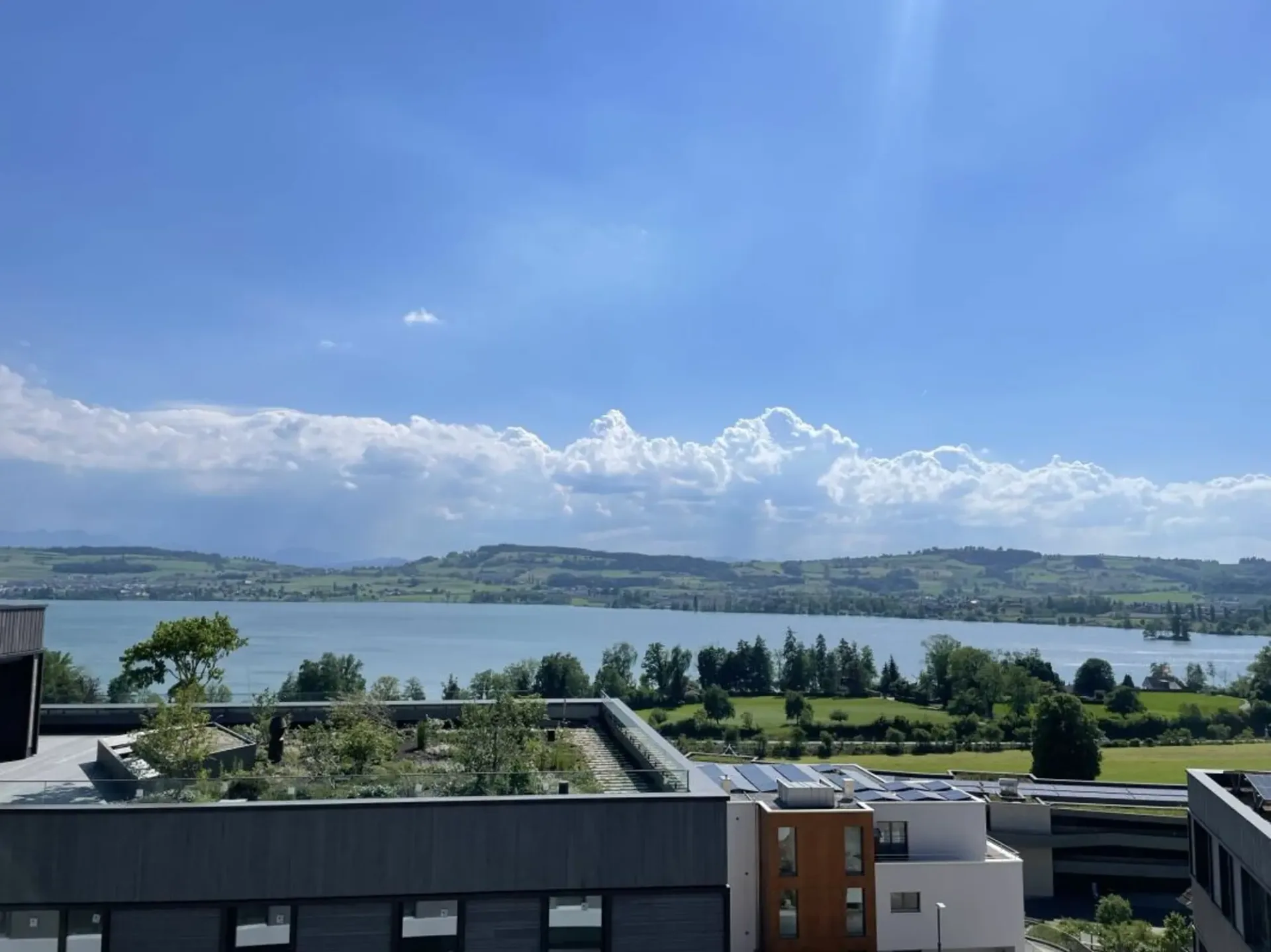 Bezugsbereite Neubau Attikawohnung mit See- und Bergsicht