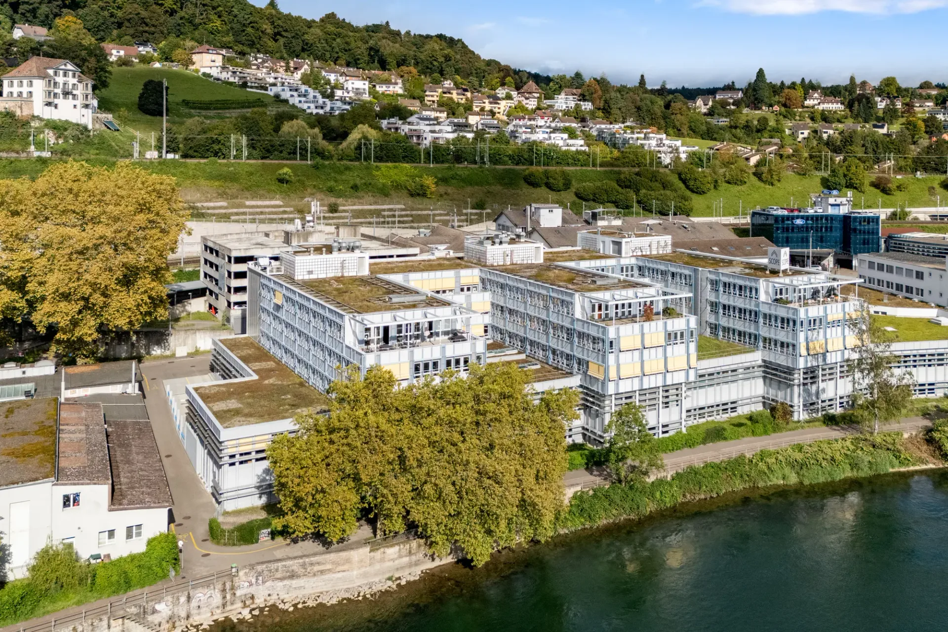 "TOP AUSGEBAUTE BÜROFLÄCHEN MIT BLICK AUF DEN RHEIN"