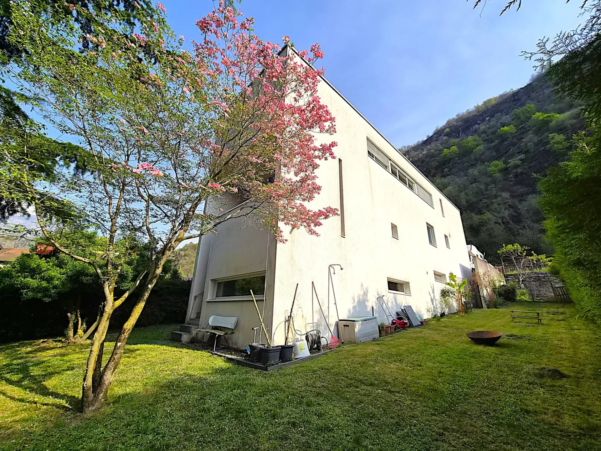 Moderna villa bifamiliare con ampio giardino, anche RENT TO BUY