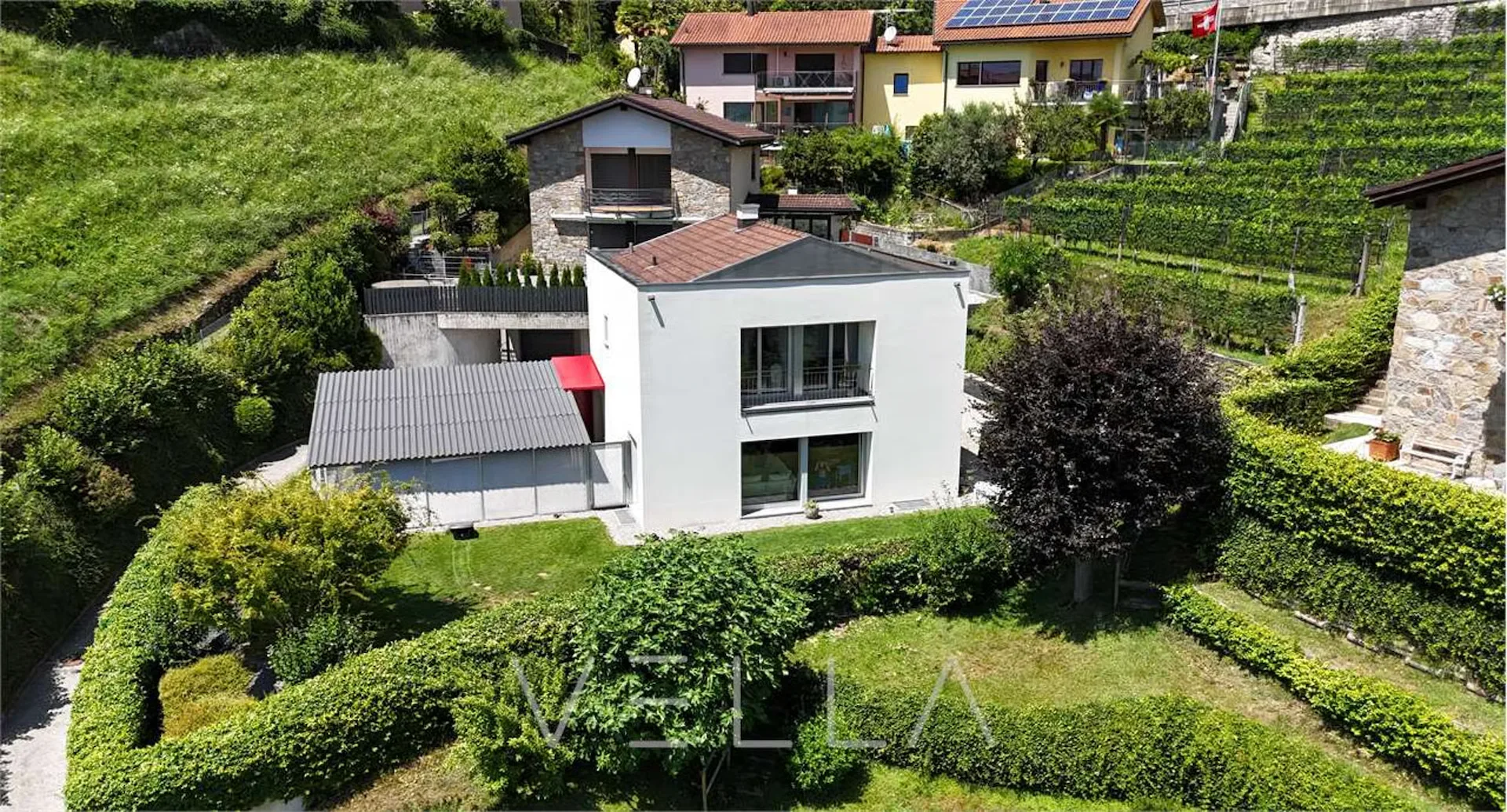 Moderna casa unifamiliare con portico