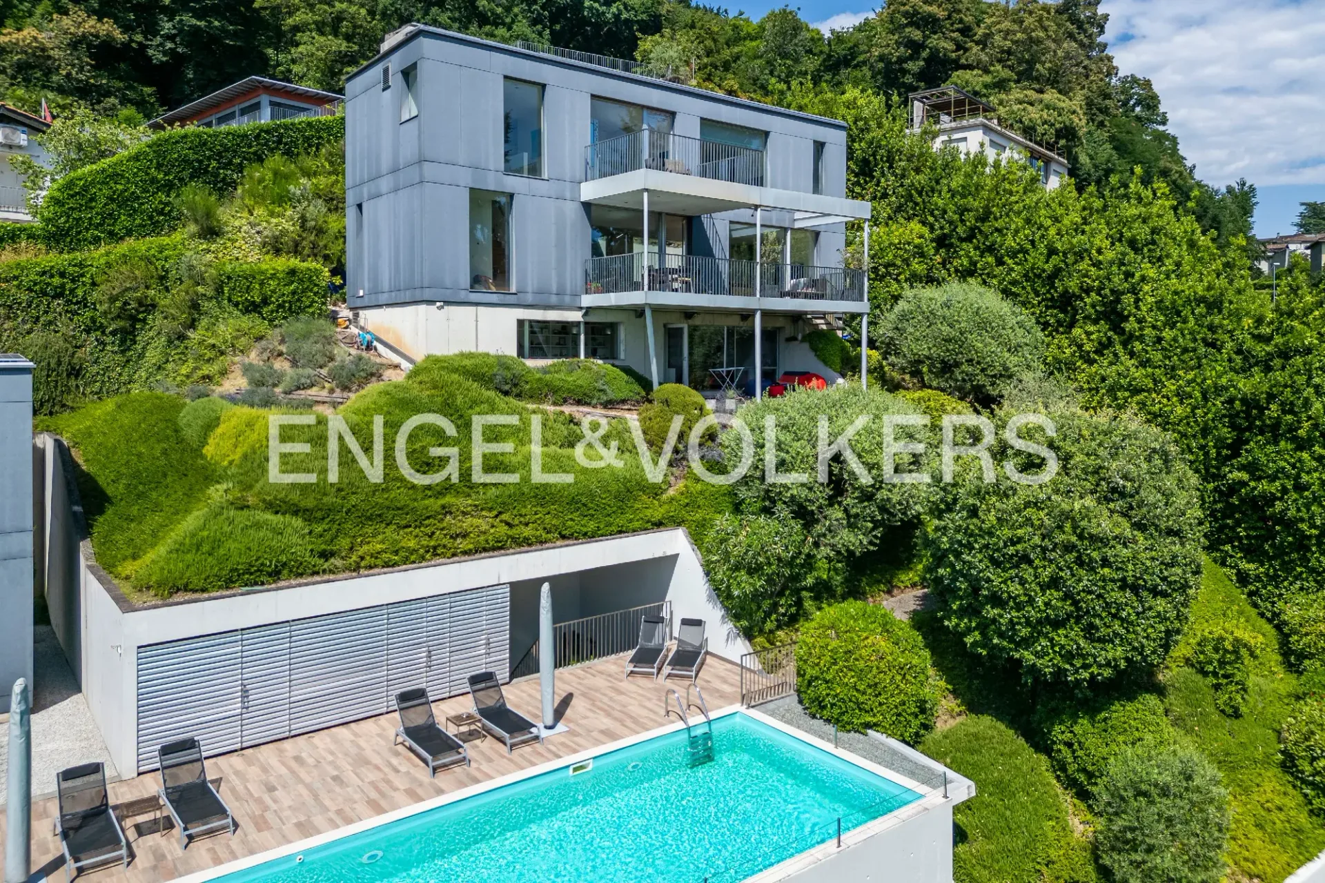 Moderne Villa mit Seeblick und Swimmingpool