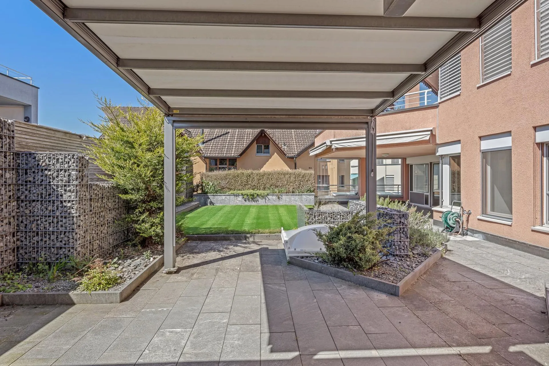 Helle 4-Zimmer-Wohnung mit Balkon und Garage in Hünenberg