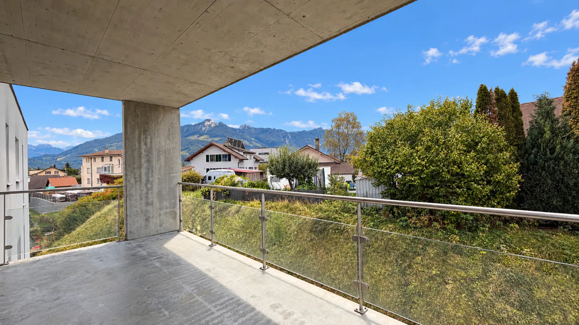 Familiäre Wohnung im letzten Stock mit Blick auf die Voralpen
