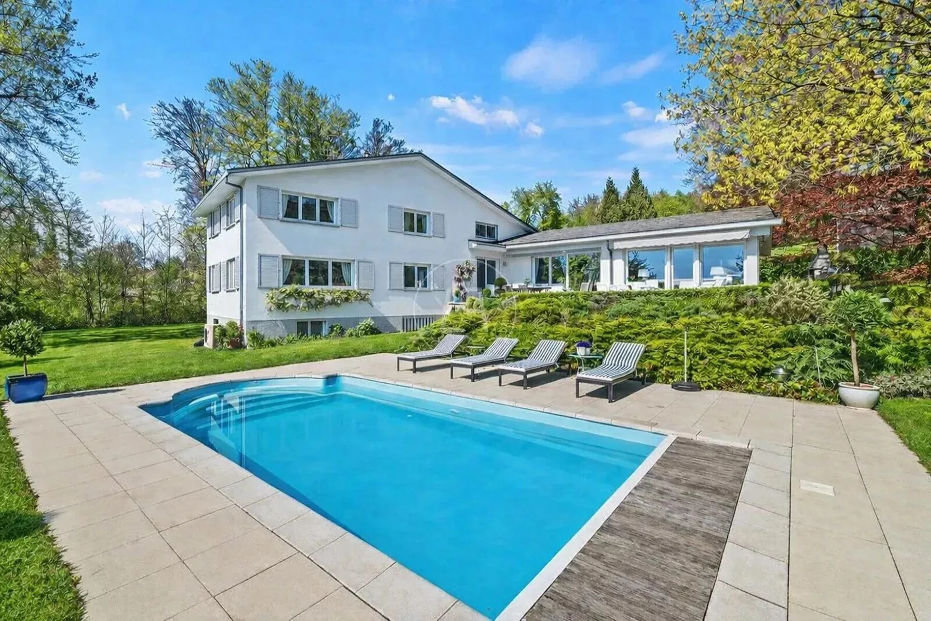 Superbe Familienobjekt mit Pool und Seeblick in Epalinges