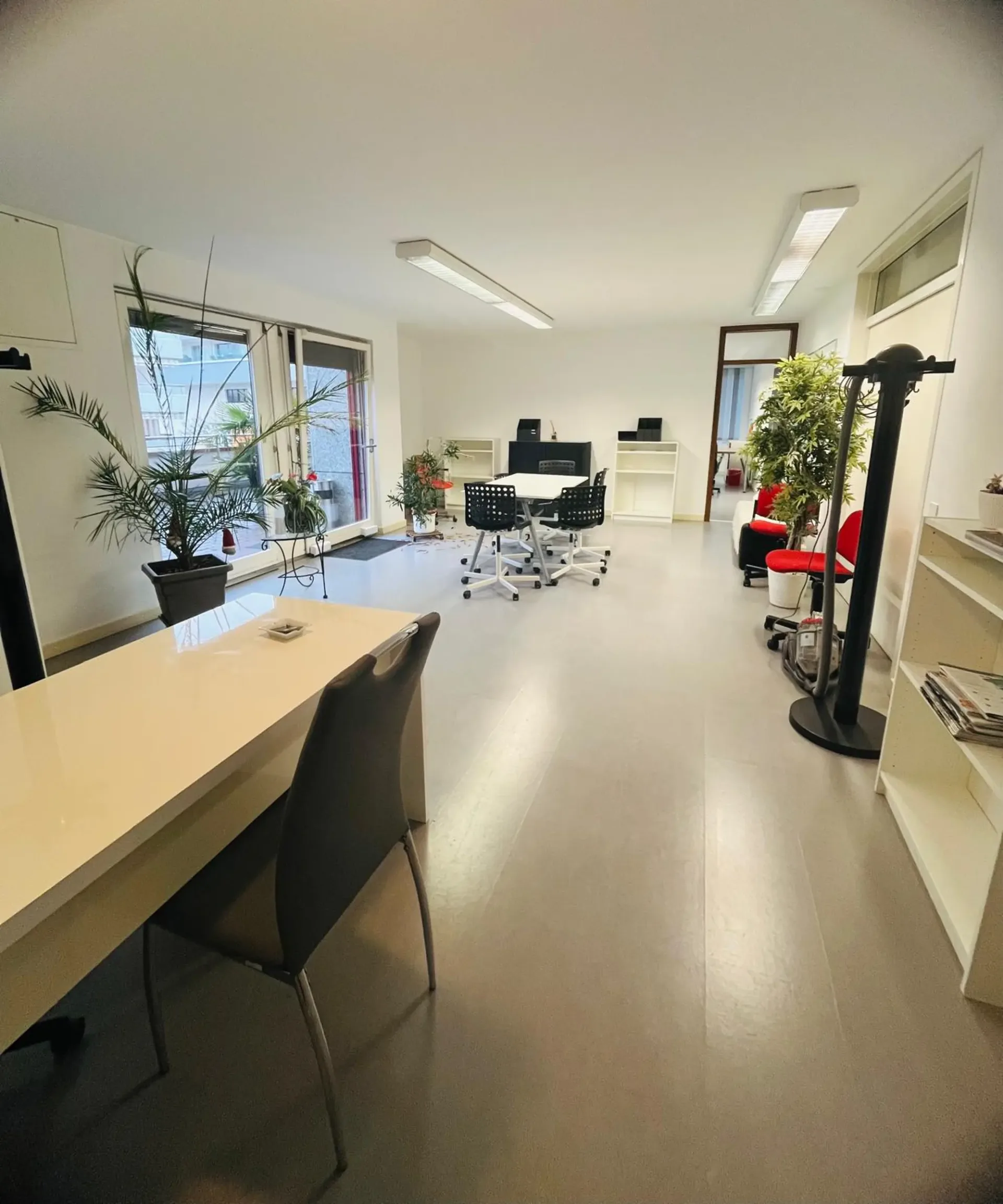 Helle Büros mit 2,5 Zimmern, großer Terrasse und Parkplätzen