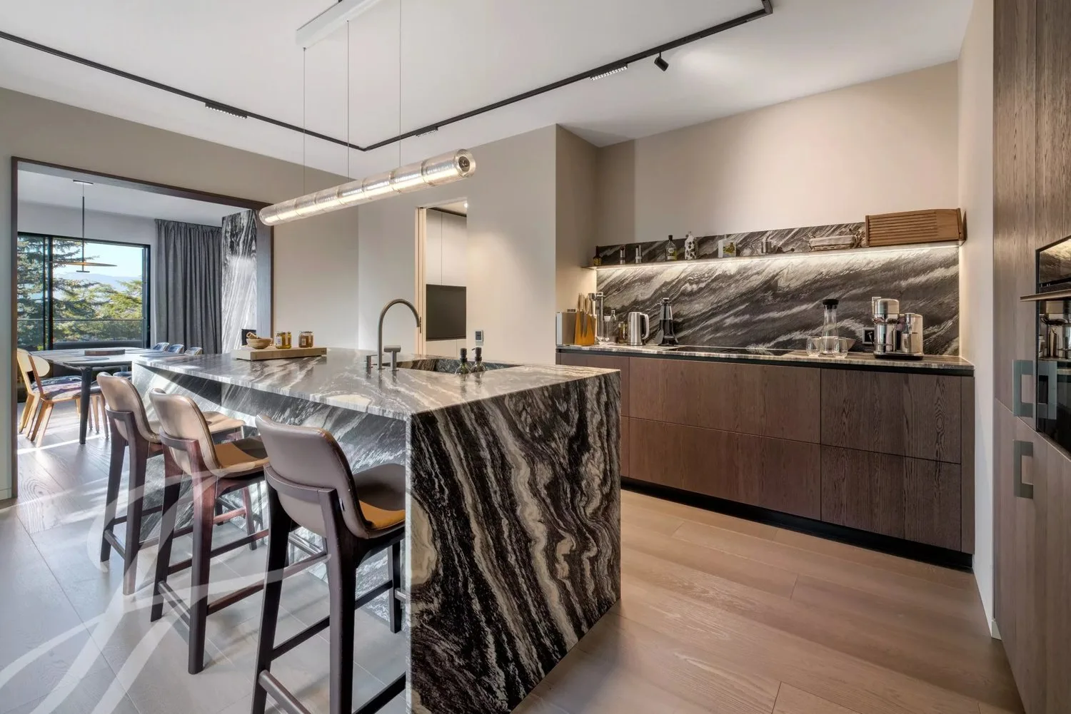 Panoramic view of the lake and contemporary interiors
