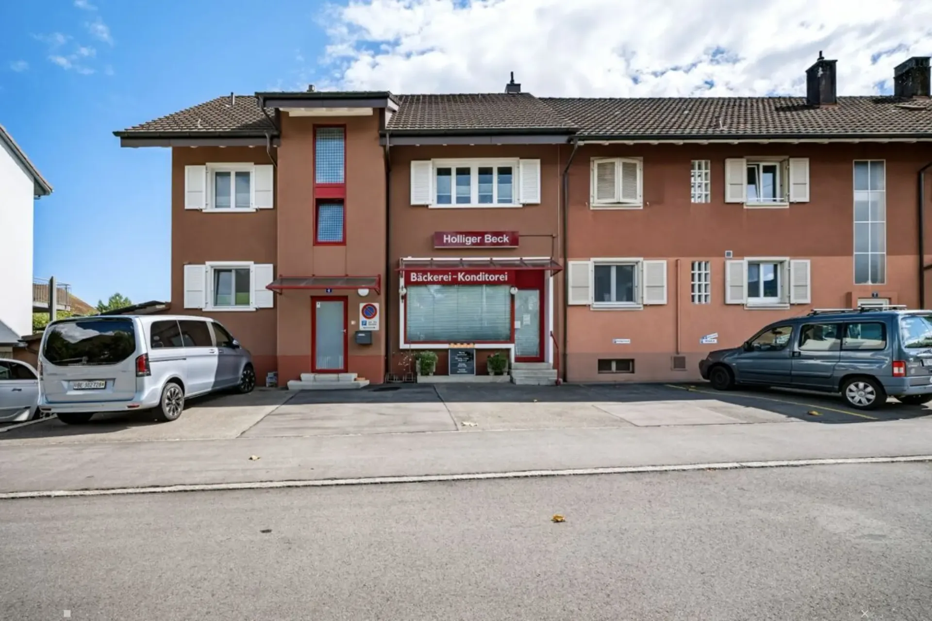 Edificio residenziale e commerciale attraente nel quartiere di Möösli