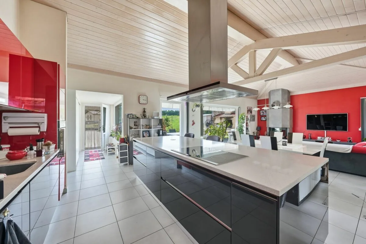 Magnifique villa alliant espace, confort et vue dégagée sur la campagne environnante.