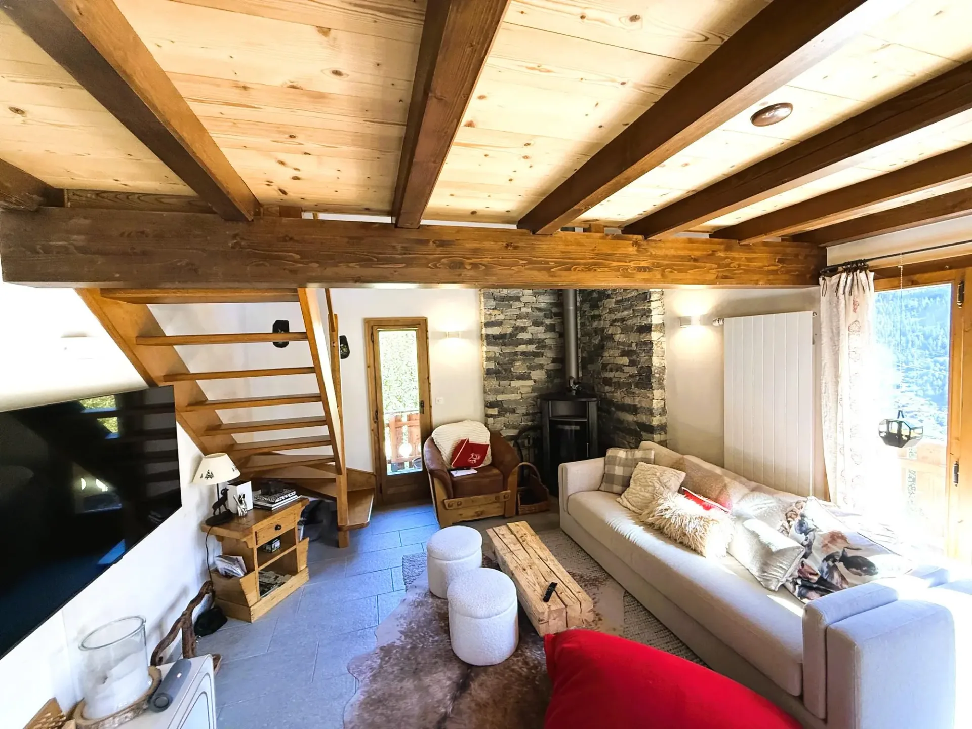 For sale in the La Tzoumaz station in the heart of the 4 Vallées very beautiful chalet of 5 1/2 rooms