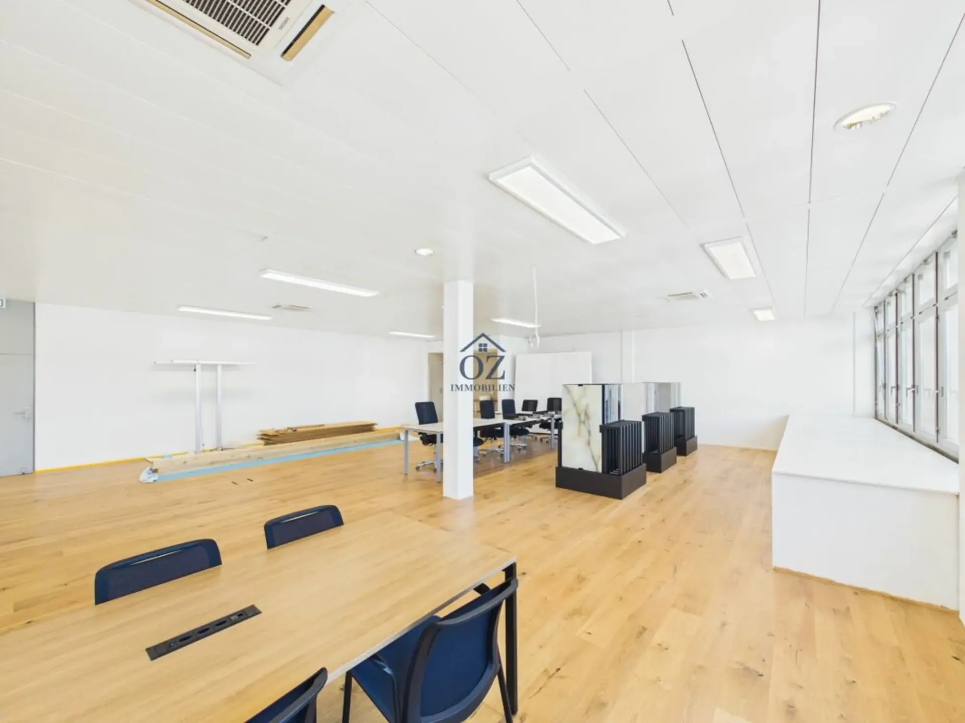 Espace commercial généreux avec beaucoup de lumière du jour et de multiples possibilités