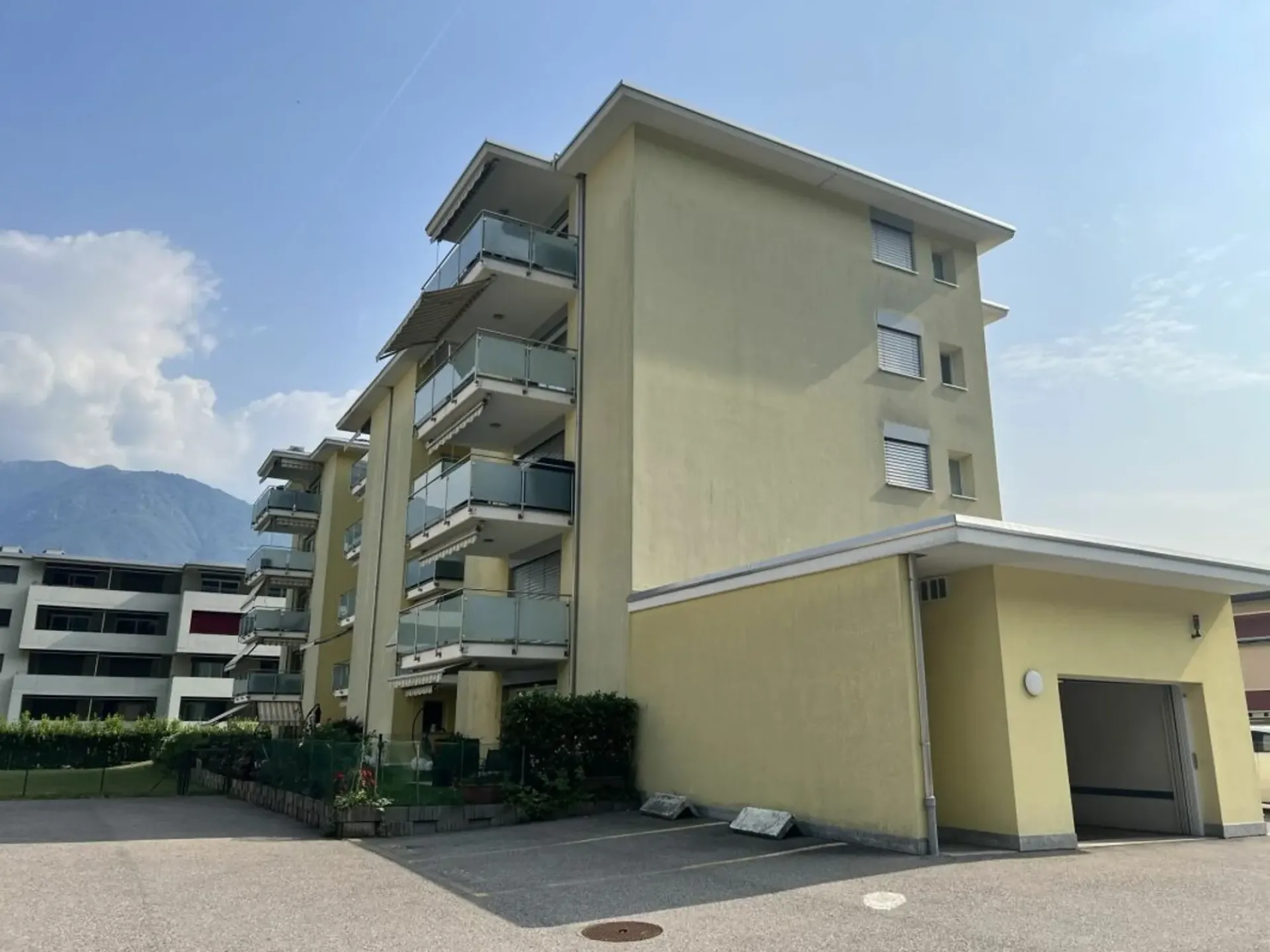 Appartamento di  2.5 locali attico, con 1 park interno e 1 park esterno