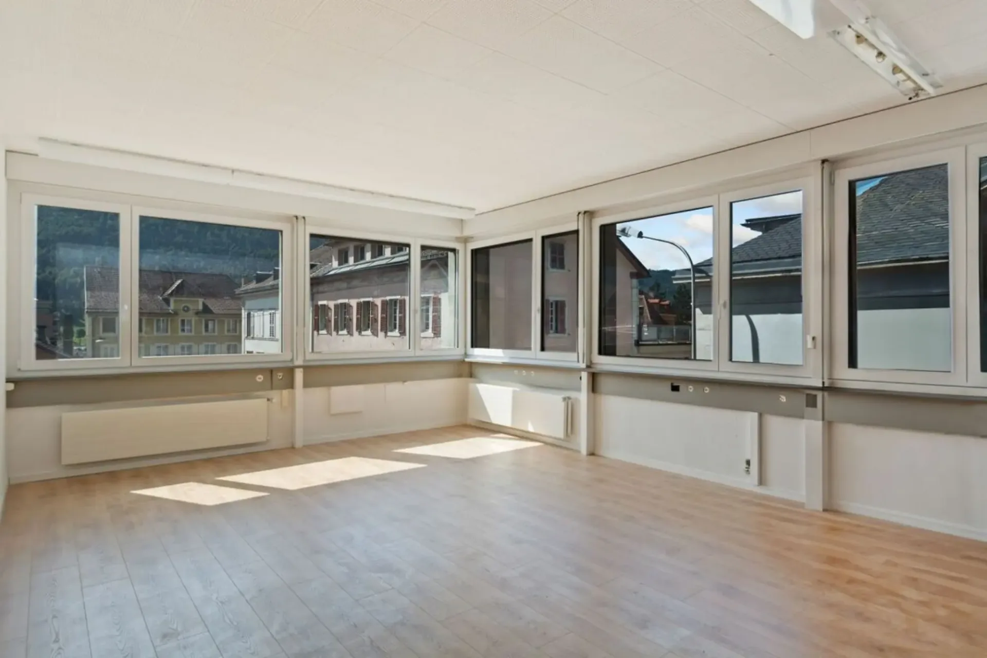 St-Imier, Büro / Kabinett ideal gelegen, Fläche ab 27m2