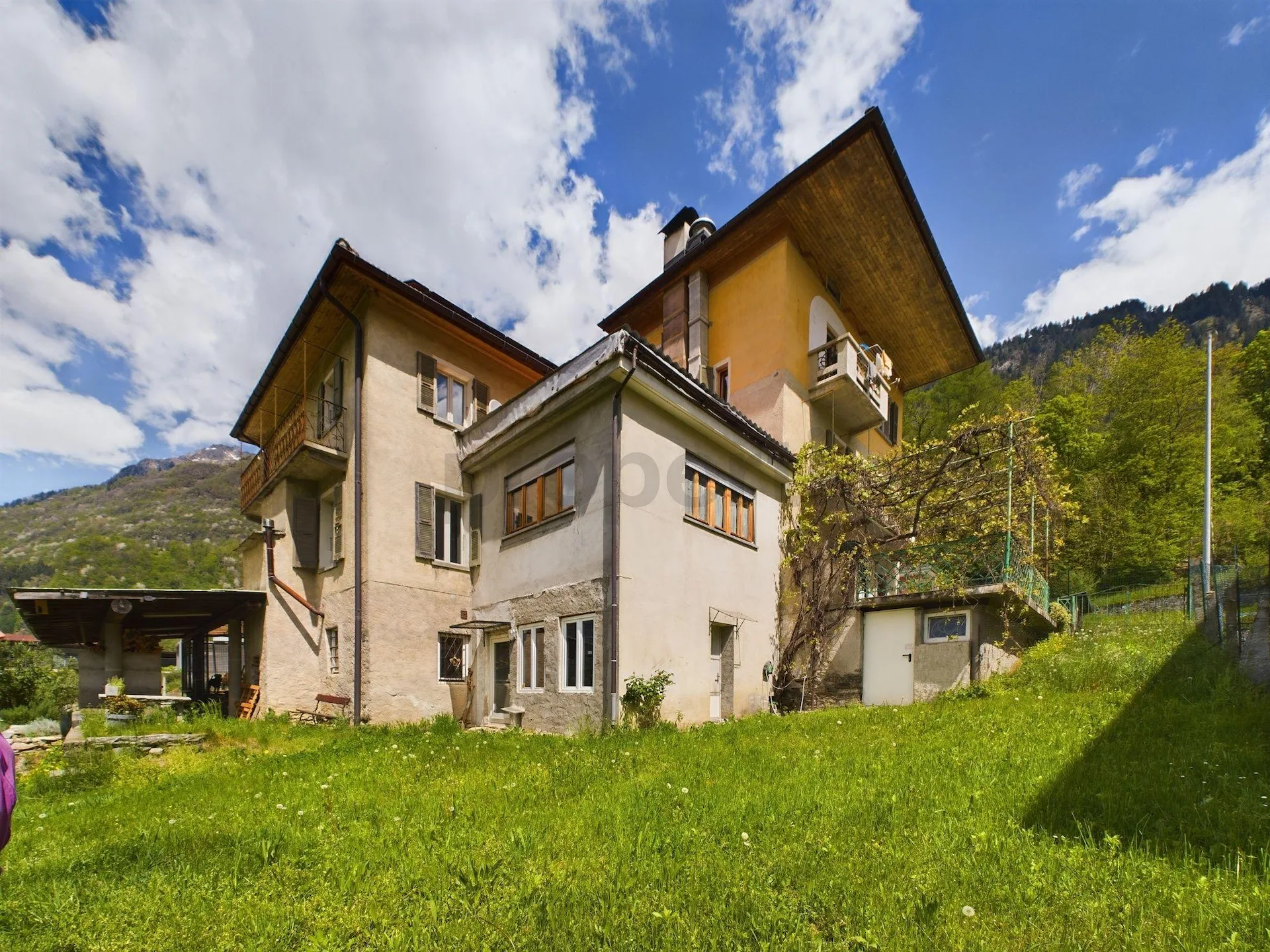 Pittoresca casa plurifamiliare con terreno nel cuore della Val di Blenio / Malvenfarbiges Mehrfamilienhaus mit Grundstück im Herzen des Bleniotals