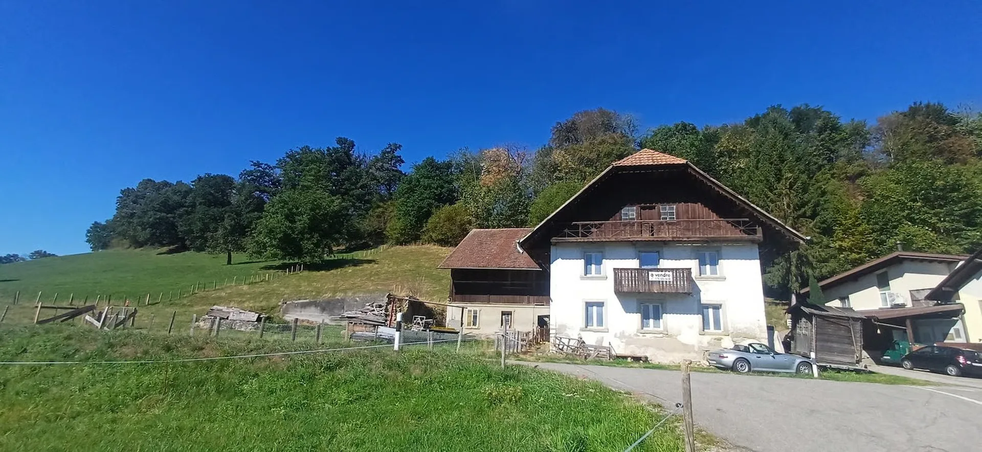 7 minutes from Fribourg, St-Ours farm to renovate for sale