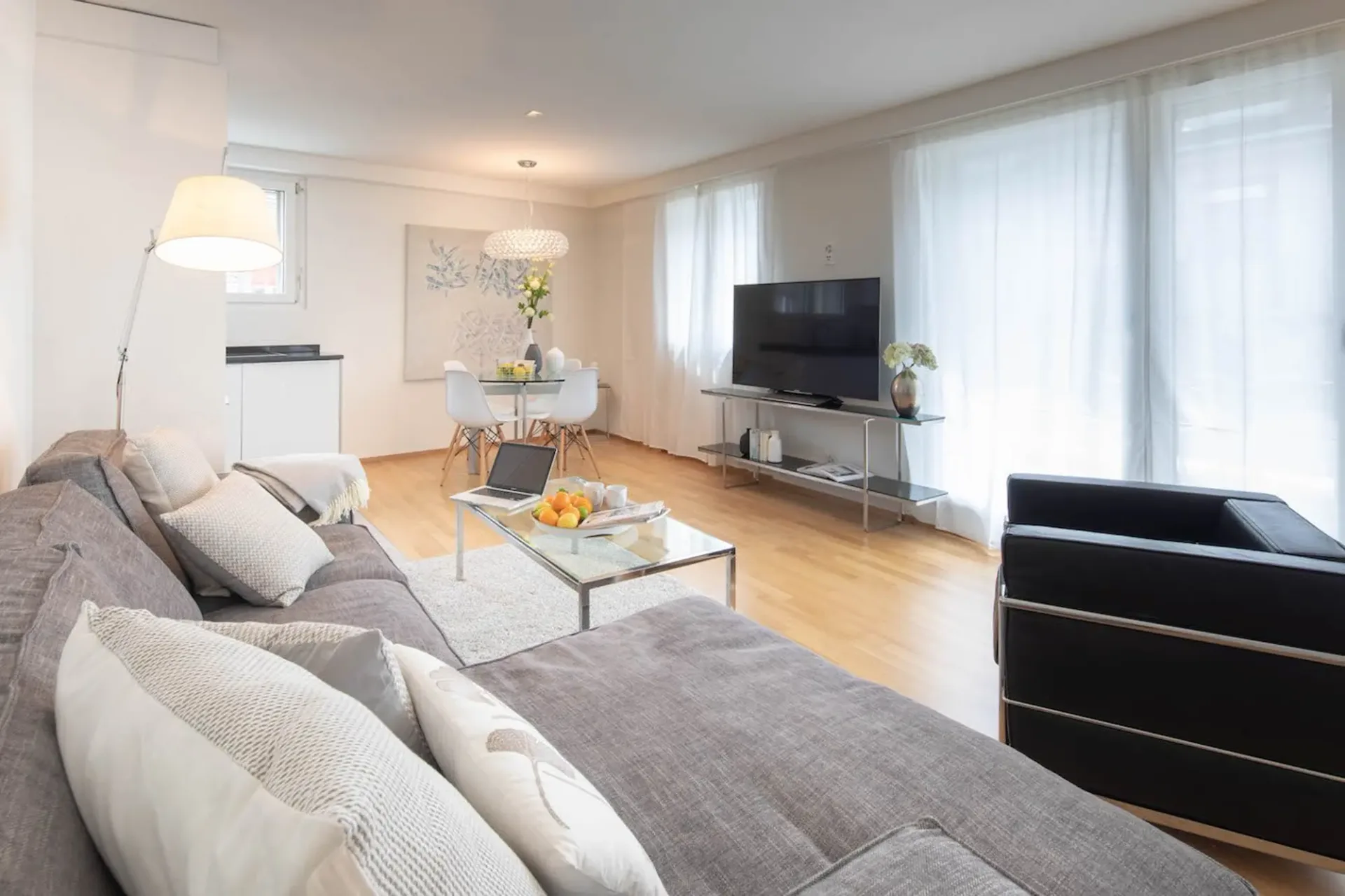 Moderne möblierte 2-Zimmer-Penthouse-Wohnung mit Balkon in Zürich Wiedikon