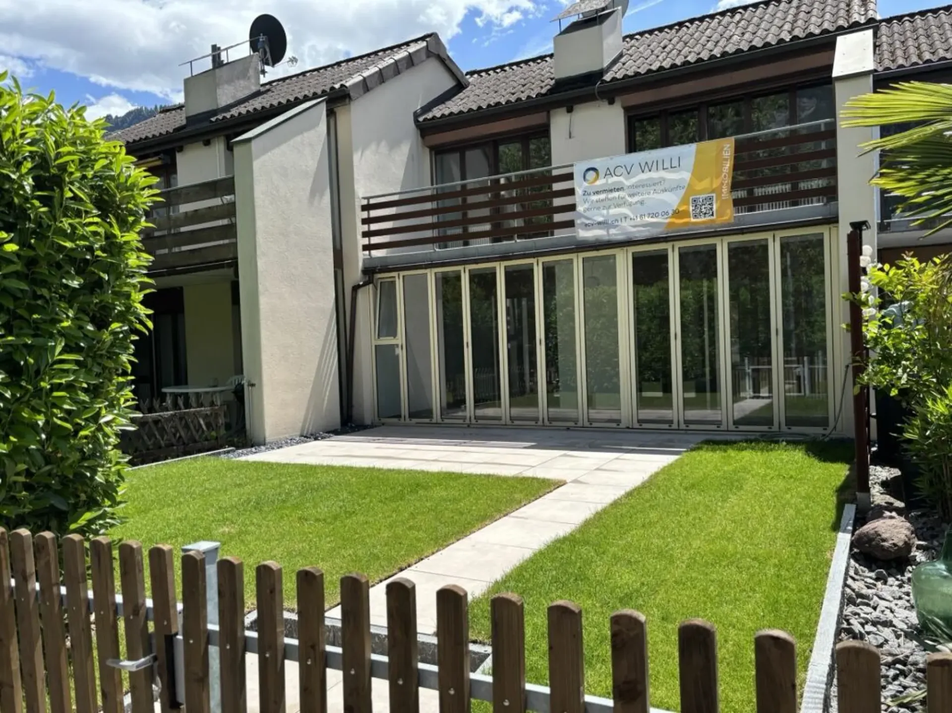 Living where others vacation - 5.5 room row house directly on Lake Walensee