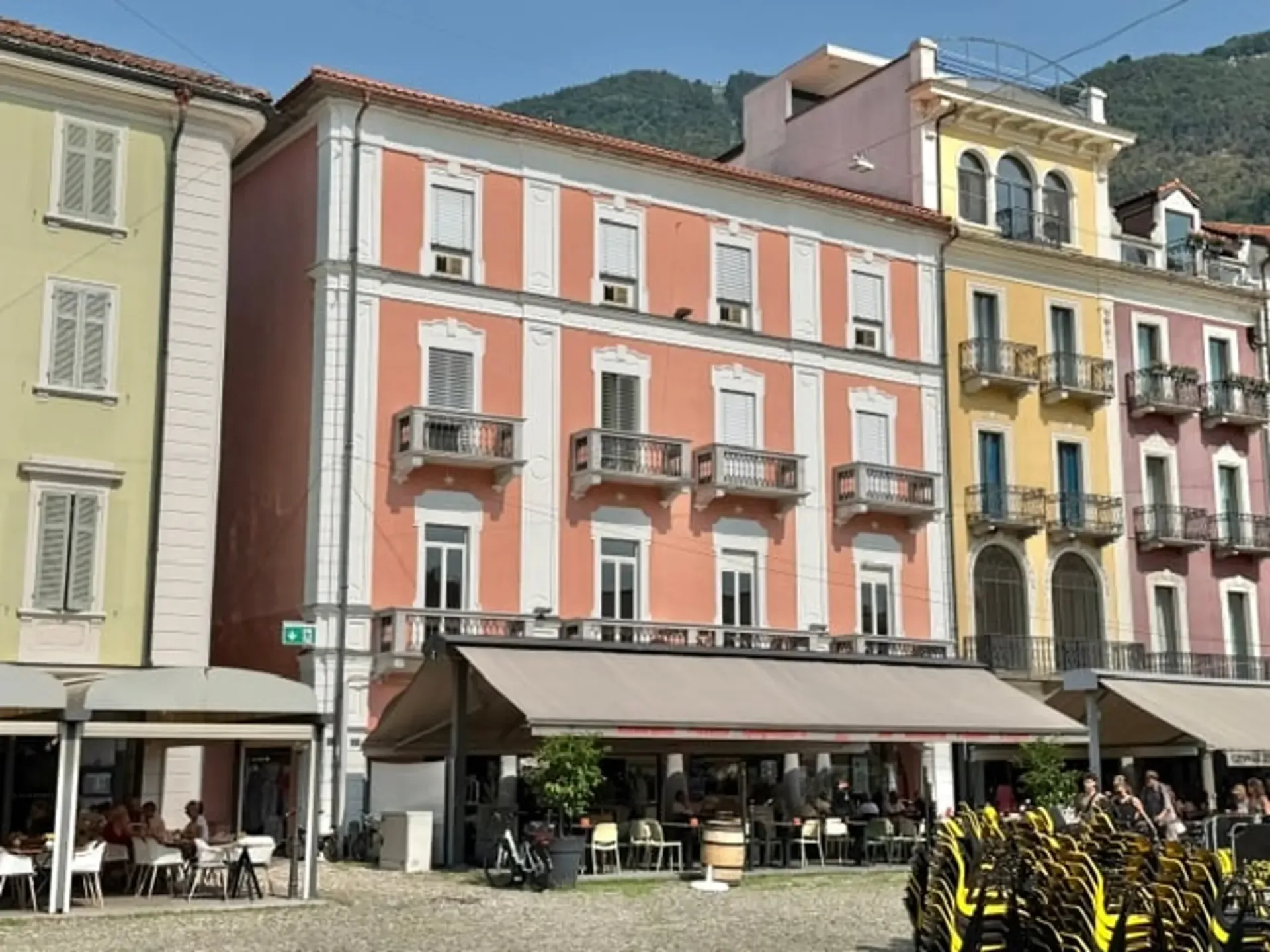 AFFITTASI A LOCARNO (PIAZZA GRANDE) - NEGOZIO SU DUE LIVELLI CON VETRINA