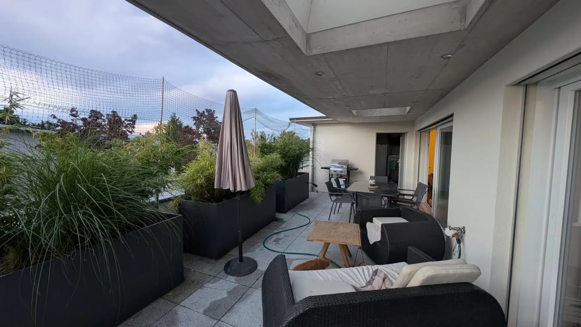 MIT EINER GROSSEN TERRASSE UND EINEM GROSSEN GARTEN