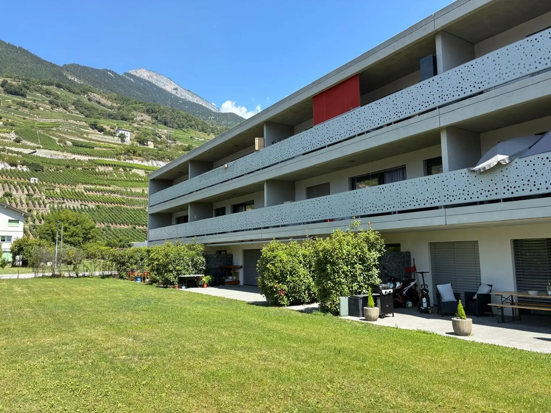 REZ mit Terrasse und Zugang zur Wiese – 2 Parkplätze